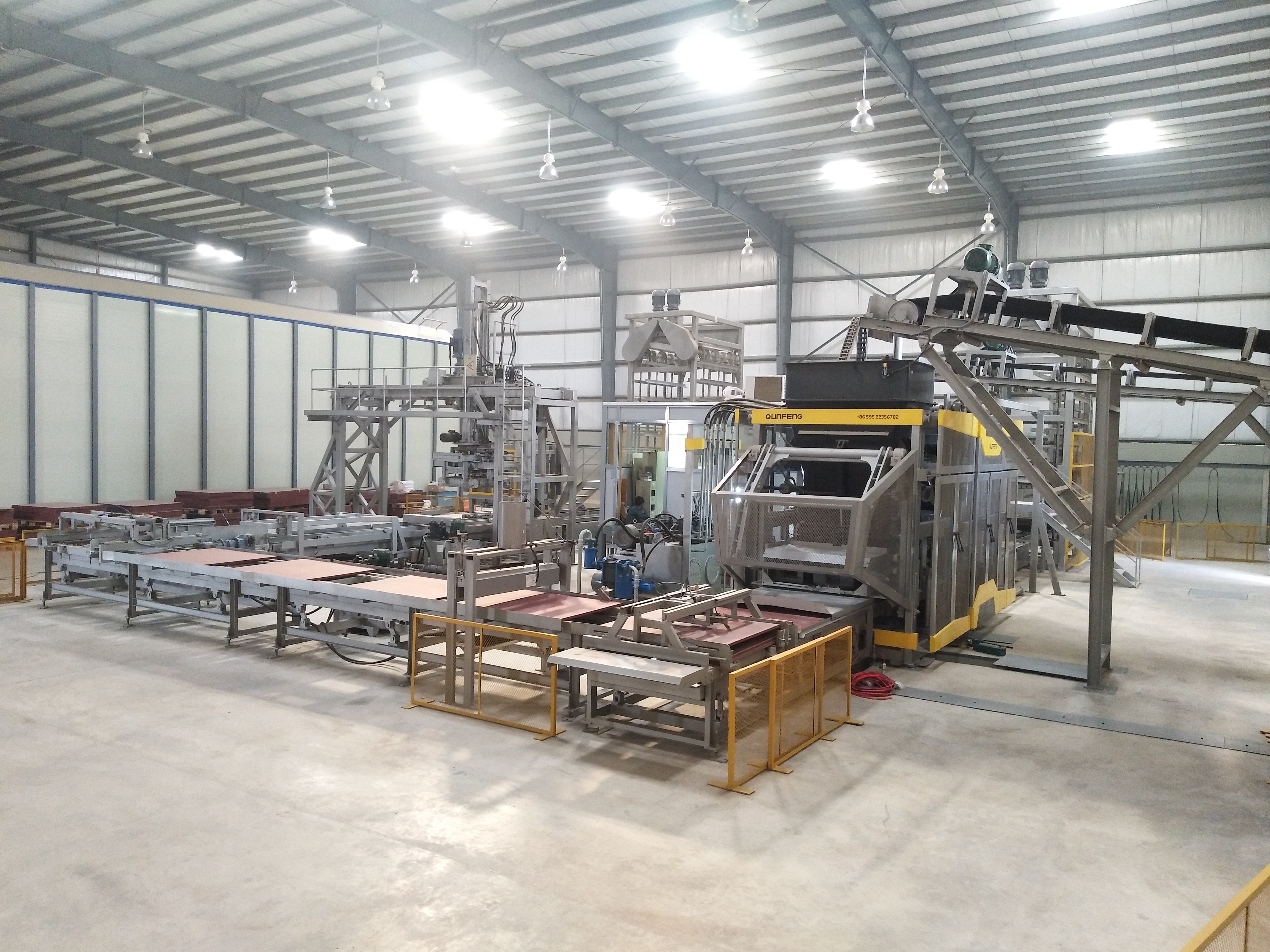Qunfeng Machinery’s QS2000 fully automated concrete products production line has been recognized by Pakistani customers. Dây chuyền sản xuất sản phẩm bê tông hoàn toàn tự động QS2000 của Qunfeng Machinery đã được khách hàng Pakistan công nhận.