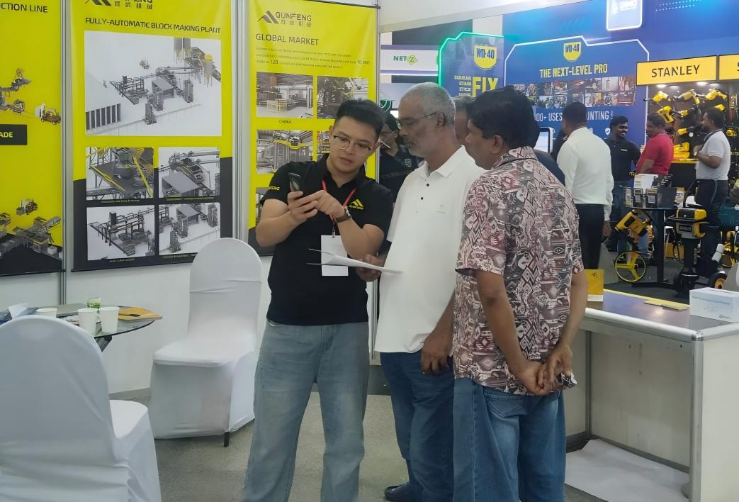 The Qunfeng Machinery team demonstrates the advantages of the intelligent block-making machine to an Indian client. Nhóm Máy móc Qunfeng chứng minh những ưu điểm của máy tạo khối thông minh cho khách hàng Ấn Độ.