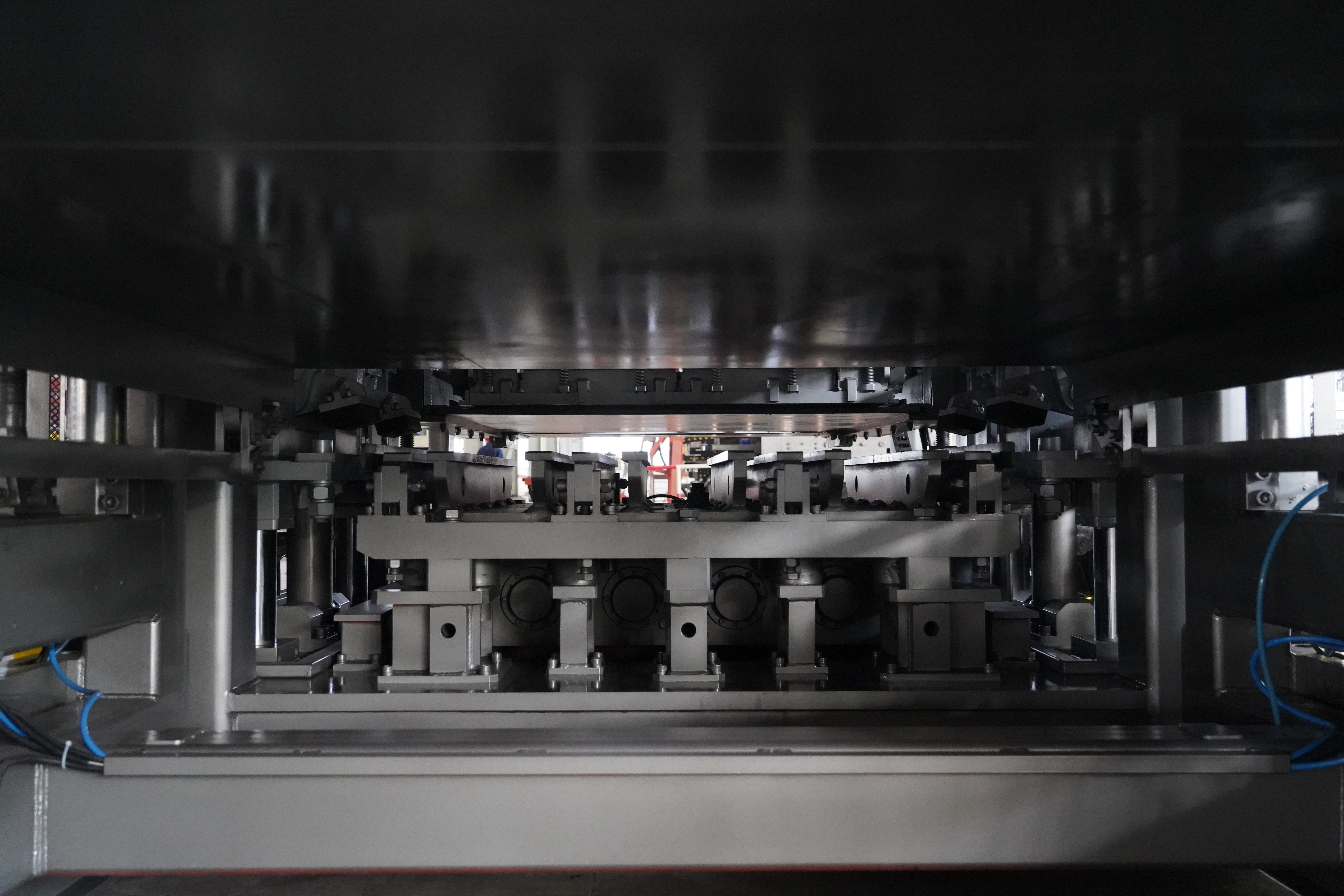 The third-generation servo-vibration system, an invention patented by Qunfeng Machinery, was developed in-house. Hệ thống rung servo thế hệ thứ ba, một phát minh được cấp bằng sáng chế của Qunfeng Machinery, được phát triển nội bộ.