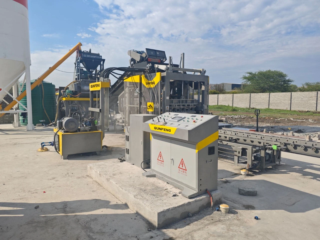 Qunfeng Machinery’s QS series fully automatic concrete product production line is already in operation in South Africa. Dây chuyền sản xuất sản phẩm bê tông hoàn toàn tự động dòng QS của Qunfeng Machinery đã đi vào hoạt động ở Nam Phi.
