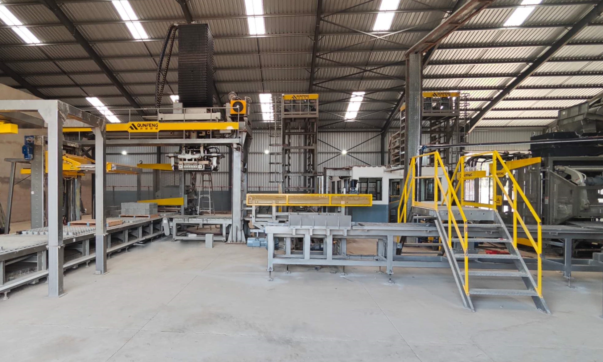 Qunfeng QS series concrete products line operating in South Africa Dây chuyền sản xuất bê tông tự động dòng Qunfeng QS ở Nam Phi cho các dự án cơ sở hạ tầng