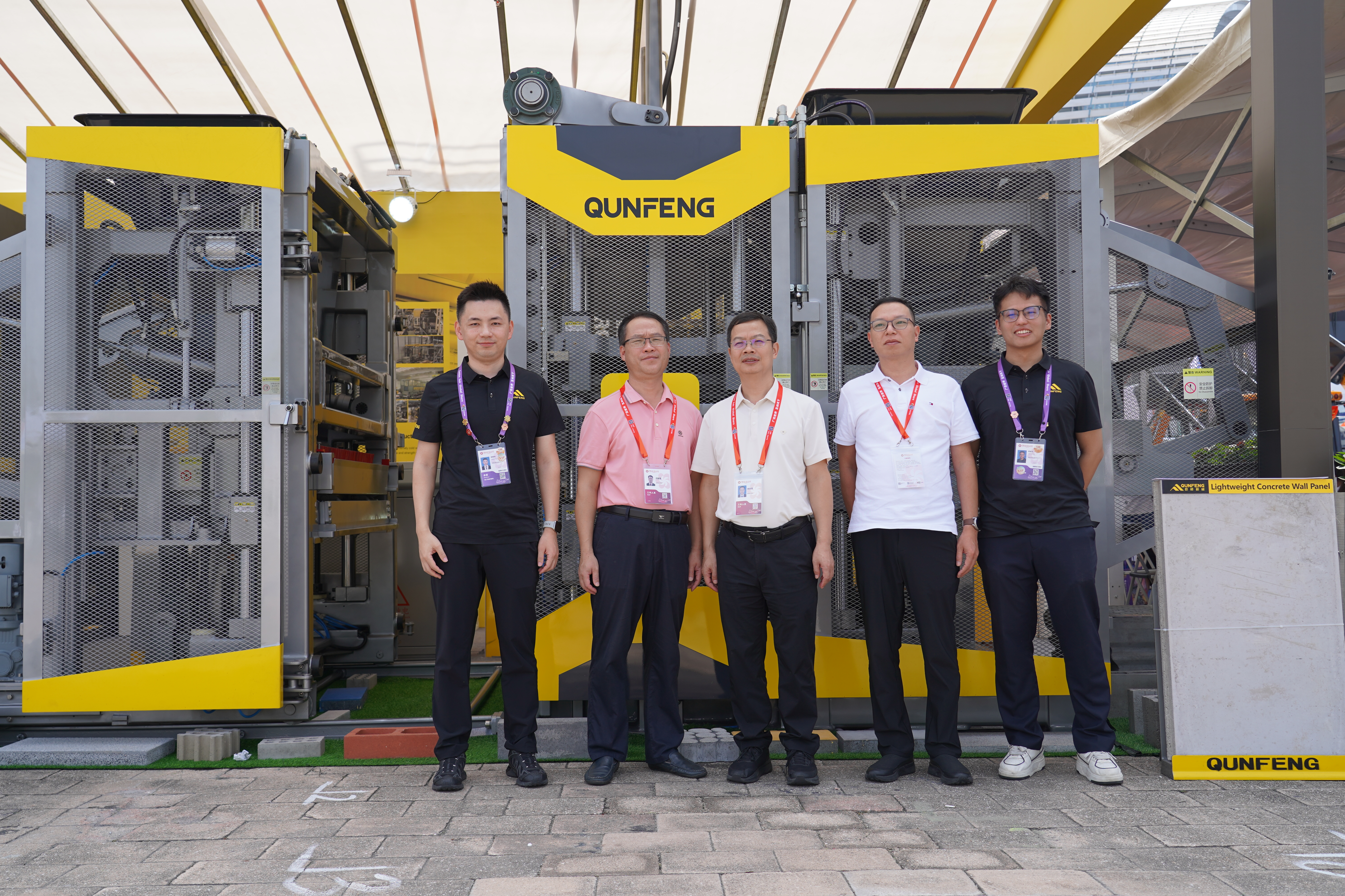 As an officially recognized “specialized, refined, unique, and innovative” (SRUI) “little giant” enterprise and an industry leader, Qunfeng Machinery’s exhibition booth has received support from government authorities. Là một doanh nghiệp 'chuyên biệt, tinh tế, độc đáo và sáng tạo' (SRUI) 'gã khổng lồ nhỏ' được chính thức công nhận và là doanh nghiệp dẫn đầu ngành, gian hàng triển lãm của Qunfeng Machinery đã nhận được sự hỗ trợ từ các cơ quan chính phủ.