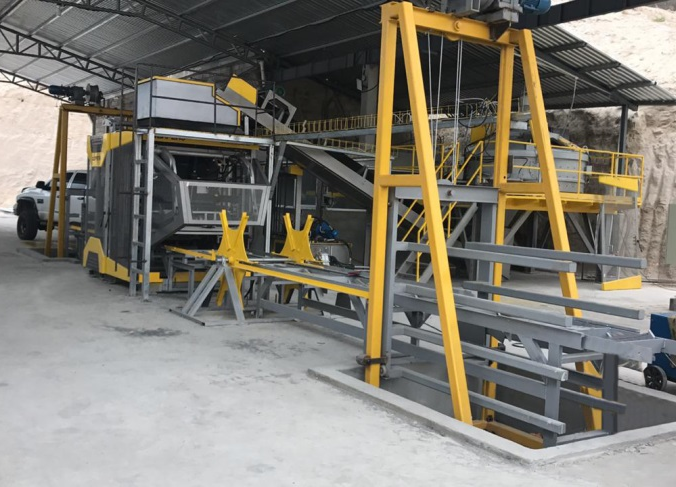Qunfeng Machinery’s production line, specially customized for Guatemalan volcanic ash raw materials, has become a reference application case throughout South America. Dây chuyền sản xuất của Qunfeng Machinery, được tùy chỉnh đặc biệt cho nguyên liệu thô tro núi lửa Guatemala, đã trở thành một trường hợp ứng dụng tham khảo trên khắp Nam Mỹ.