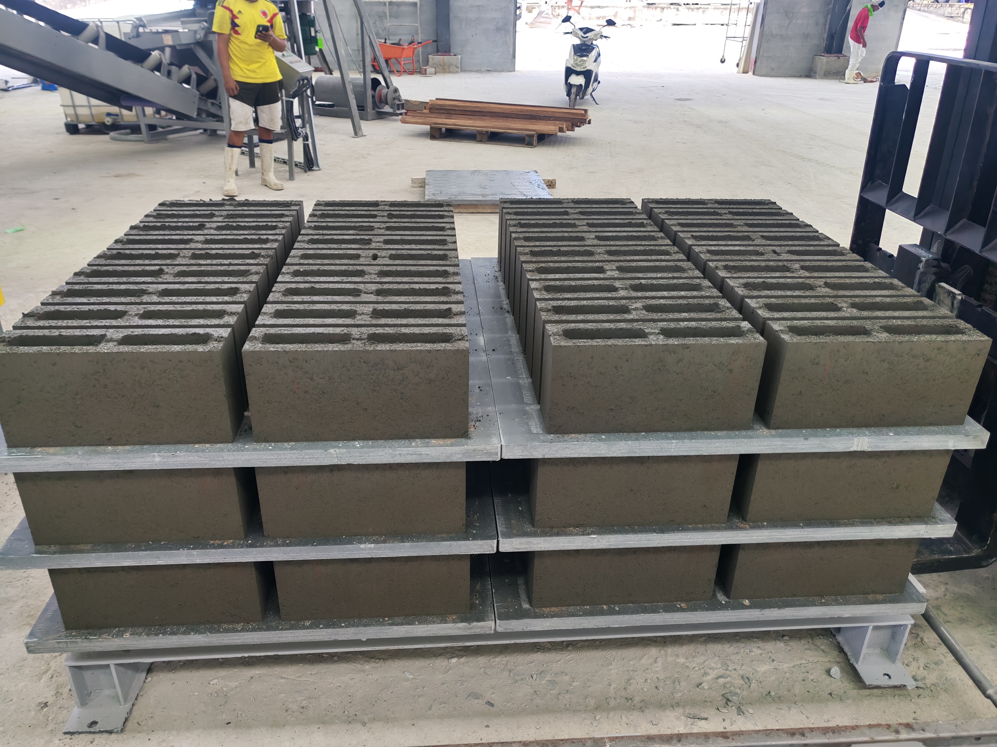 Products manufactured by Qunfeng Machinery's brick-making equipment feature precise molding and a high yield rate. Các sản phẩm được sản xuất bởi thiết bị sản xuất gạch của Qunfeng Machinery có tính năng đúc chính xác và tỷ lệ năng suất cao.