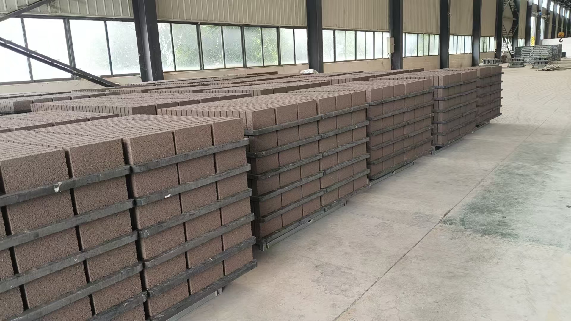 High-quality cement products manufactured using Qunfeng machinery feature high strength and high production output. Các sản phẩm xi măng chất lượng cao được sản xuất bằng máy móc Qunfeng có cường độ cao và sản lượng cao.