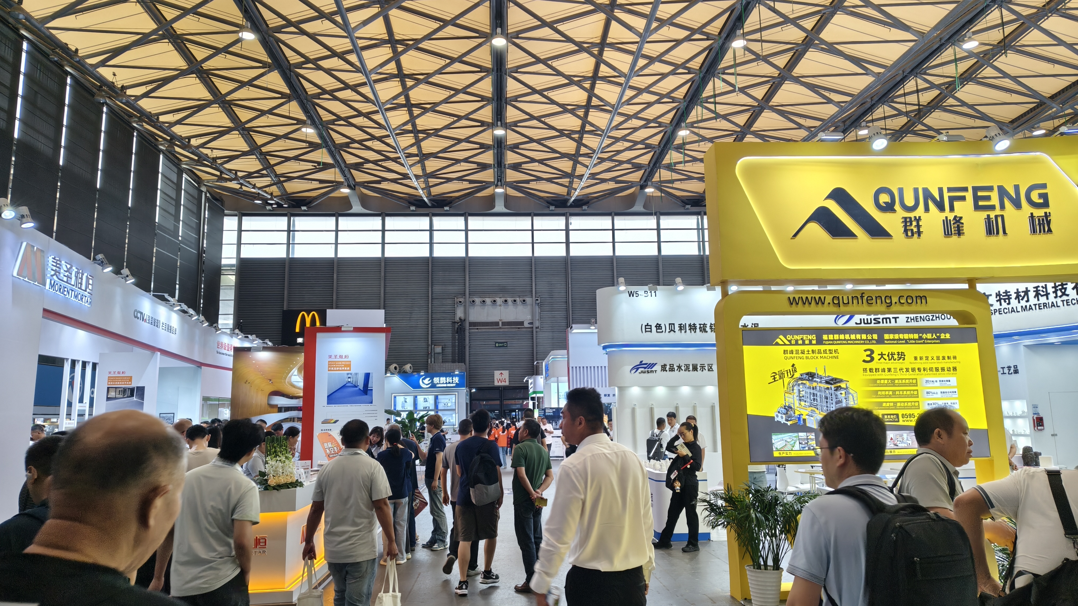 Qunfeng Machinery’s booth draws crowds, making it the hottest brand in the block-making machine industry. Gian hàng của Qunfeng Machinery thu hút rất đông người, khiến nó trở thành thương hiệu hot nhất trong ngành máy tạo khối.