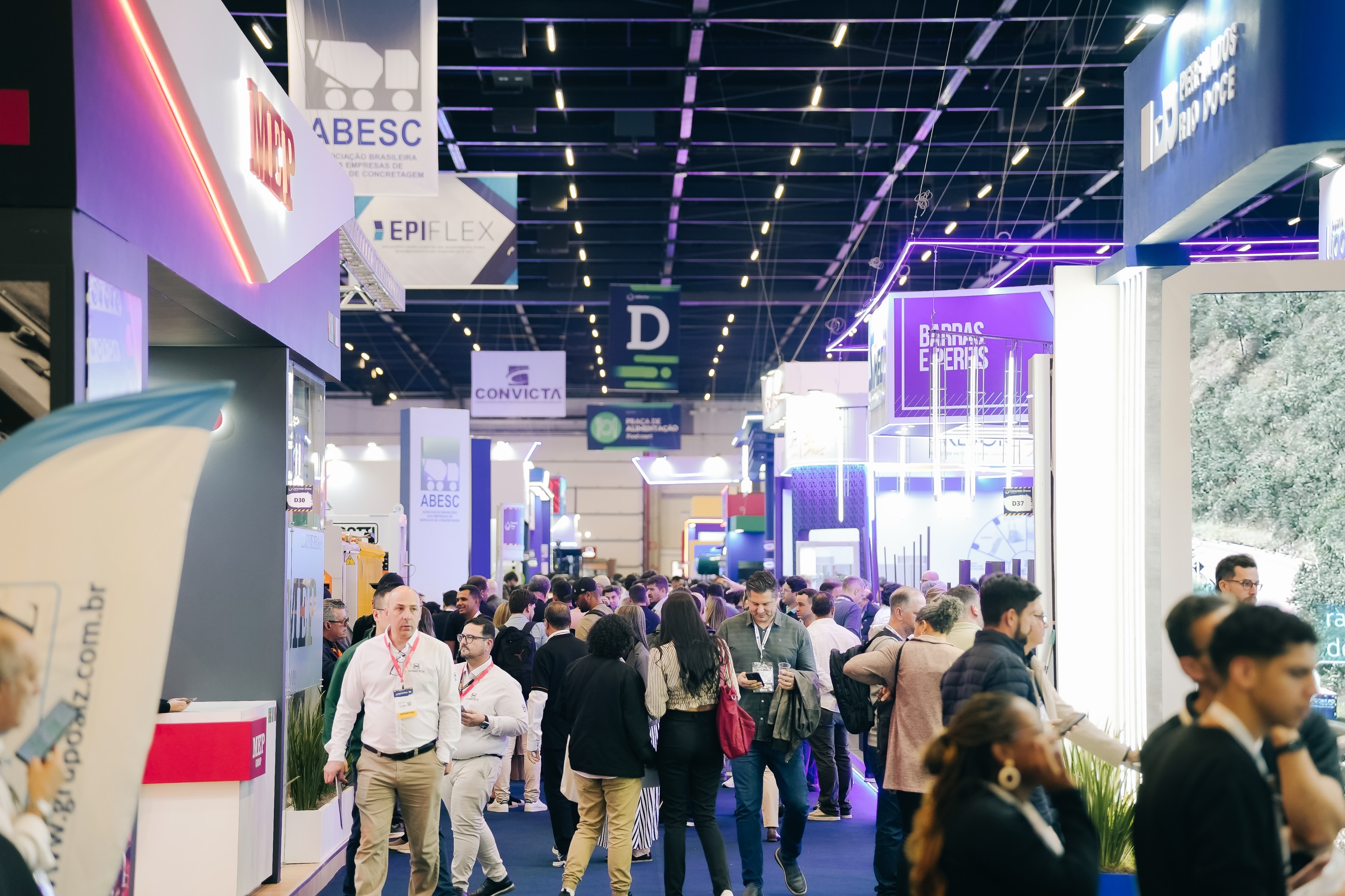 Global buyers and leading industry brands gathered at the Brazil International Concrete Exhibition, with Qunfeng Machinery becoming the most popular building materials machinery exhibitor. Người mua toàn cầu và các thương hiệu hàng đầu trong ngành đã tụ tập tại Triển lãm Bê tông Quốc tế Brazil, trong đó Qunfeng Machinery trở thành nhà triển lãm máy móc vật liệu xây dựng nổi tiếng nhất.