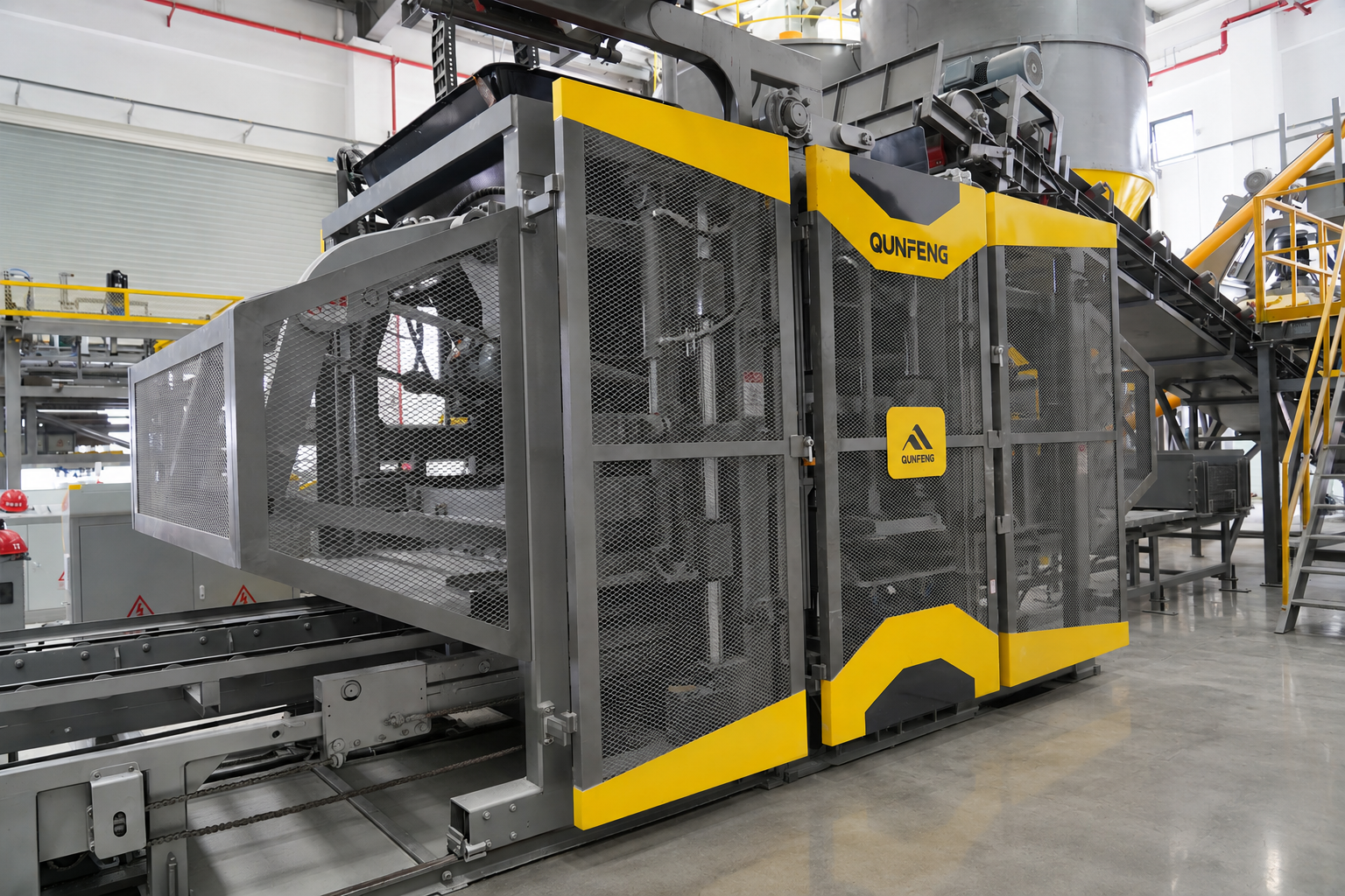 Qunfeng Machinery QS series intelligent fully automatic concrete product forming machine. Máy tạo hình sản phẩm bê tông hoàn toàn tự động thông minh dòng QS của Qunfeng Machinery.
