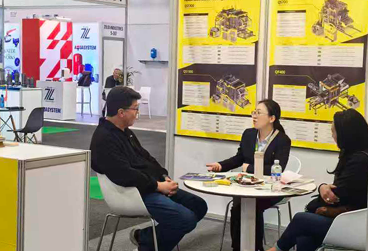 The Qunfeng Machinery team discusses a customized concrete product production line solution with an African client. Nhóm Máy móc Qunfeng thảo luận về giải pháp dây chuyền sản xuất sản phẩm bê tông tùy chỉnh với một khách hàng Châu Phi.