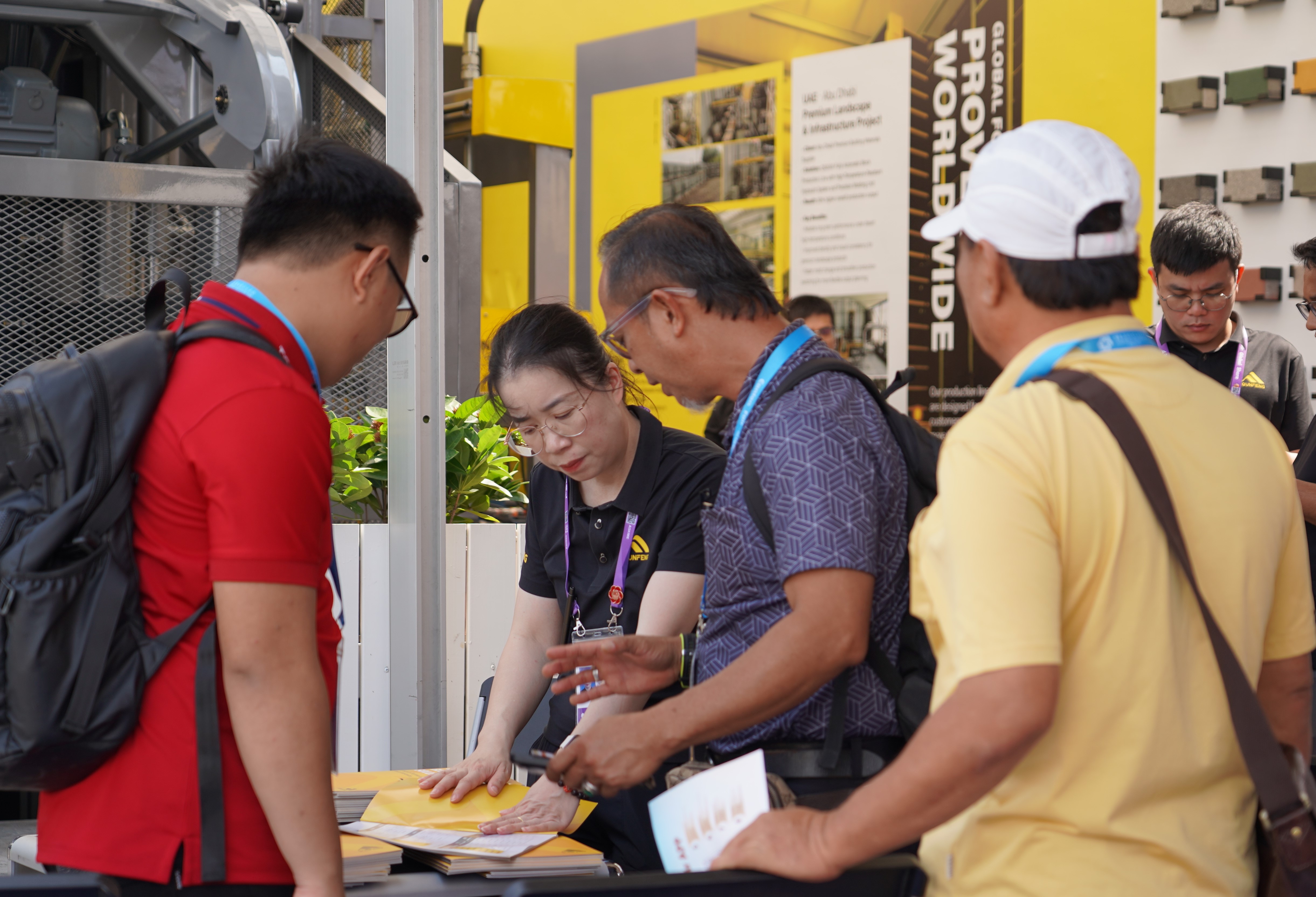 Clients from Southeast Asia learn about the solutions in detail from the Qunfeng Machinery team. Khách hàng từ Đông Nam Á tìm hiểu chi tiết về các giải pháp từ nhóm Máy móc Qunfeng.