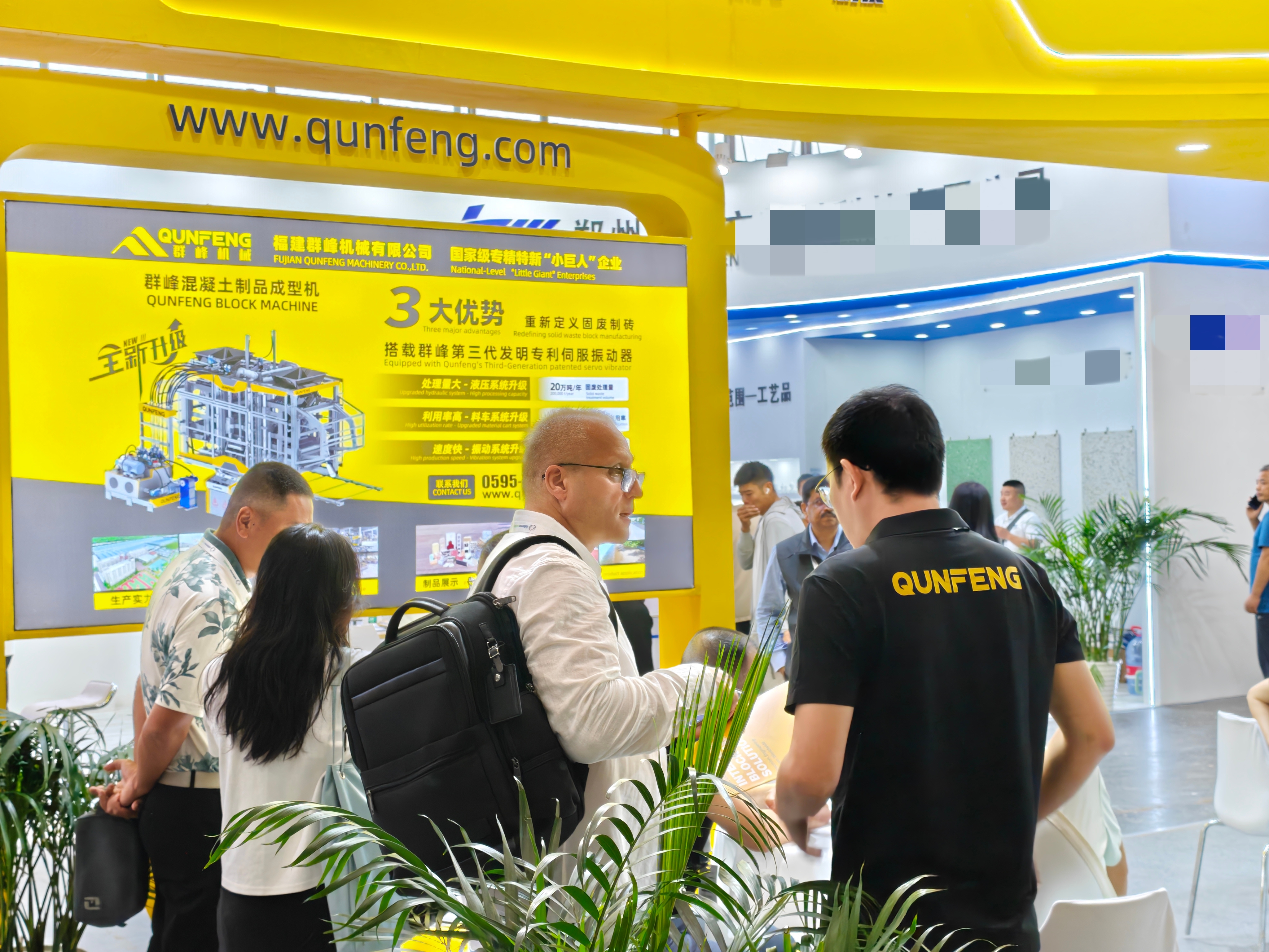 Central Asian clients communicating with the Qunfeng Machinery team. Khách hàng Trung Á giao tiếp với nhóm Máy móc Qunfeng.