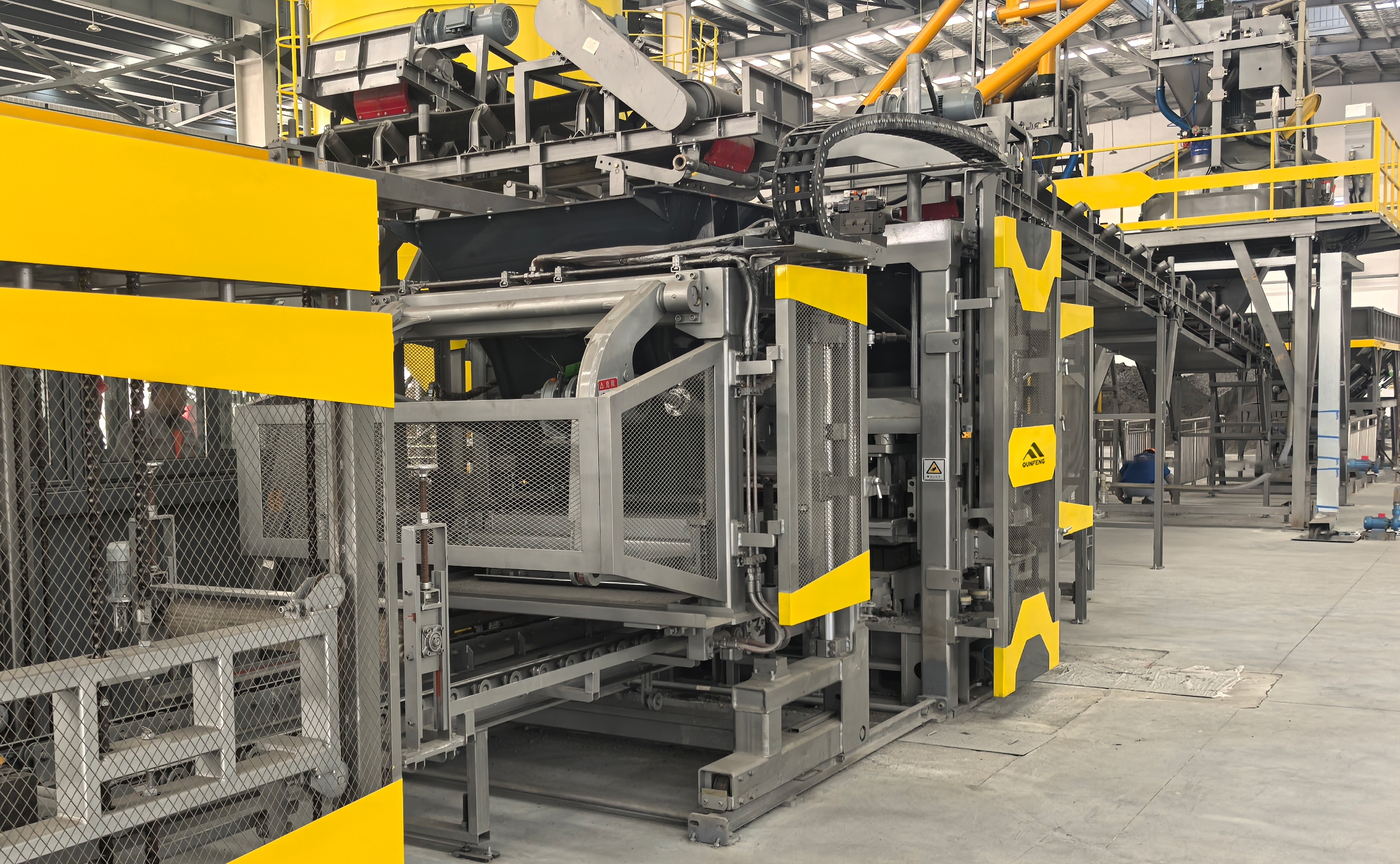 QS Series Fully Automatic Concrete Product Molding Machine Suitable for High-Latitude Cold Climates Máy đúc sản phẩm bê tông hoàn toàn tự động dòng QS Thích hợp cho khí hậu lạnh vĩ độ cao