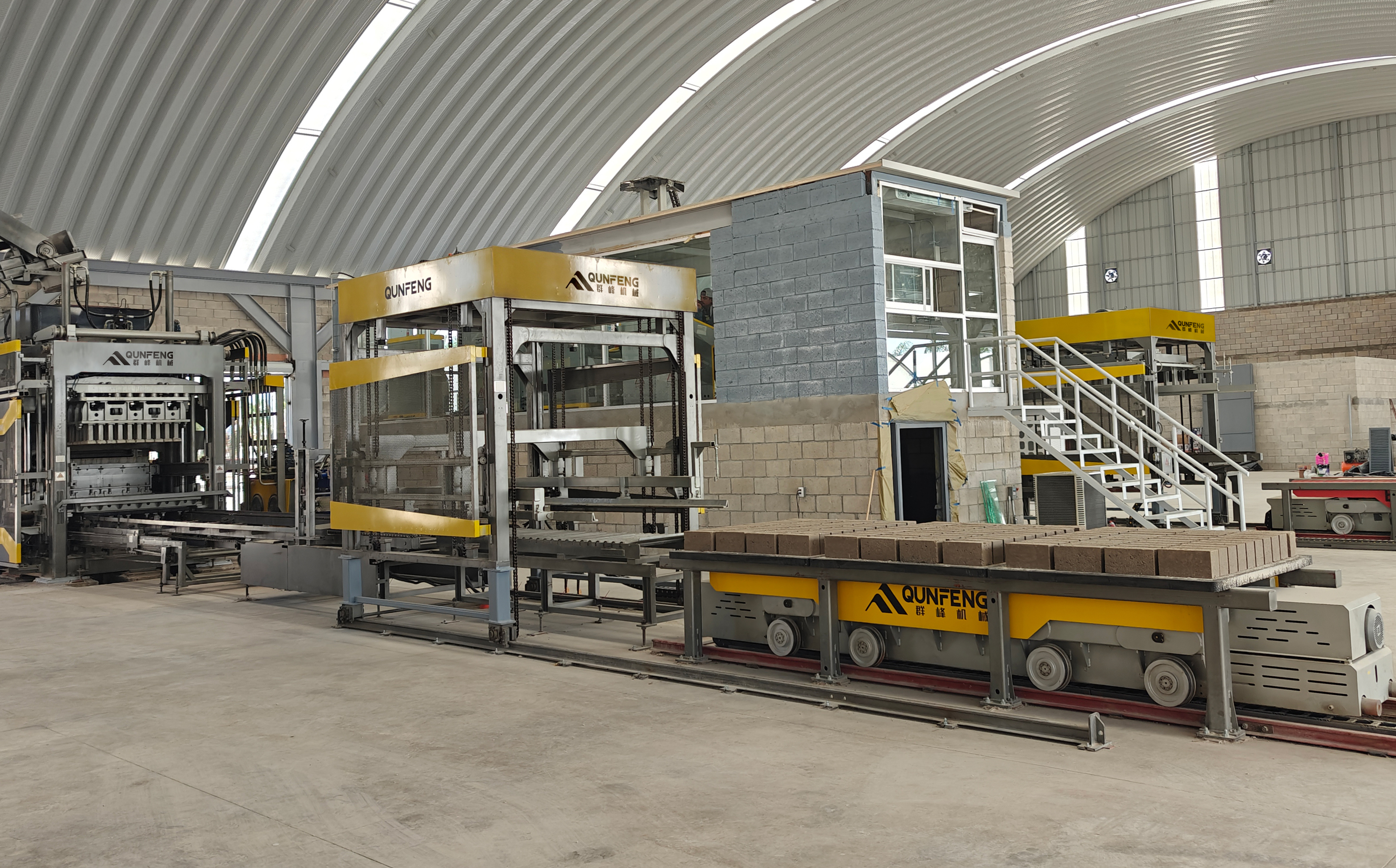 Qunfeng Machinery’s QS2000 fully automated concrete product molding production line, which has been in operation in Mexico for many years. Dây chuyền sản xuất khuôn bê tông hoàn toàn tự động QS2000 của Qunfeng Machinery đã hoạt động ở Mexico trong nhiều năm.