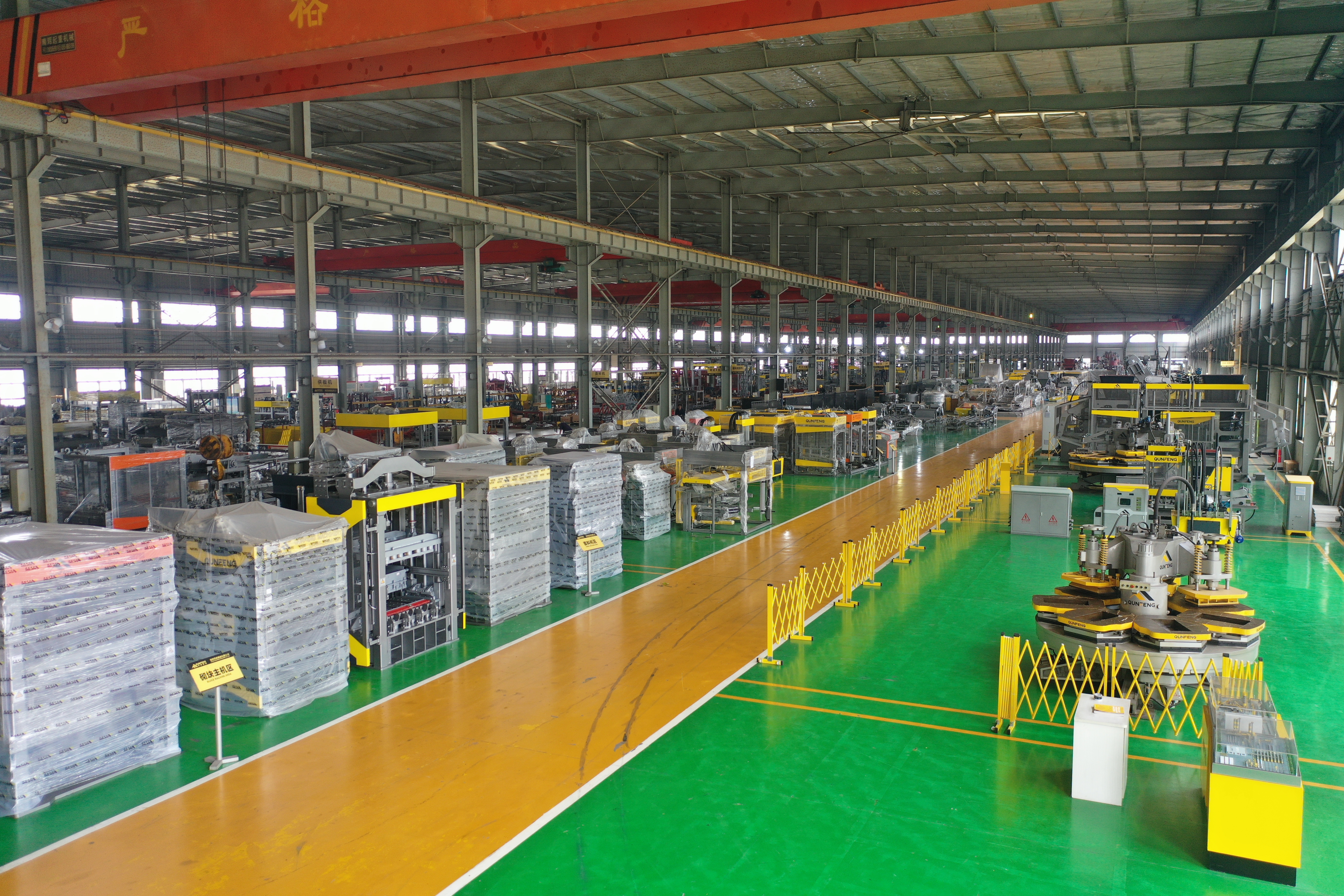Qunfeng Machinery’s diversified building materials equipment product line, covering production lines for blocks, slope protection bricks and aerated concrete blocks. Dòng sản phẩm thiết bị vật liệu xây dựng đa dạng của Qunfeng Machinery, bao gồm dây chuyền sản xuất gạch block, gạch bảo vệ mái dốc và gạch bê tông khí.