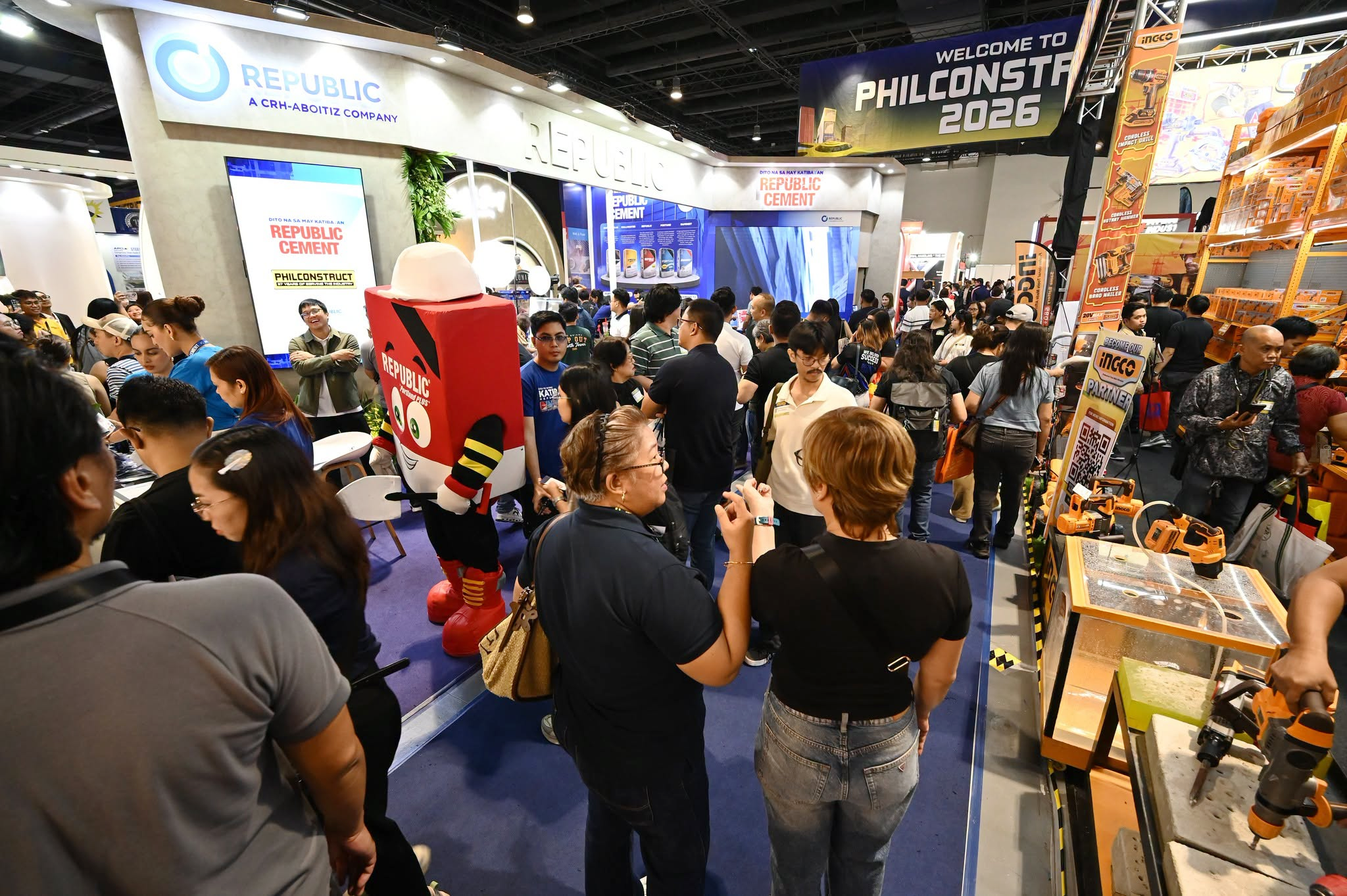 At the Philippines Building and Construction Expo, Qunfeng Machinery emerged as the block machine brand with the best reputation. Tại Triển lãm Xây dựng và Xây dựng Philippines, Qunfeng Machinery nổi lên là thương hiệu máy ép gạch có danh tiếng tốt nhất.