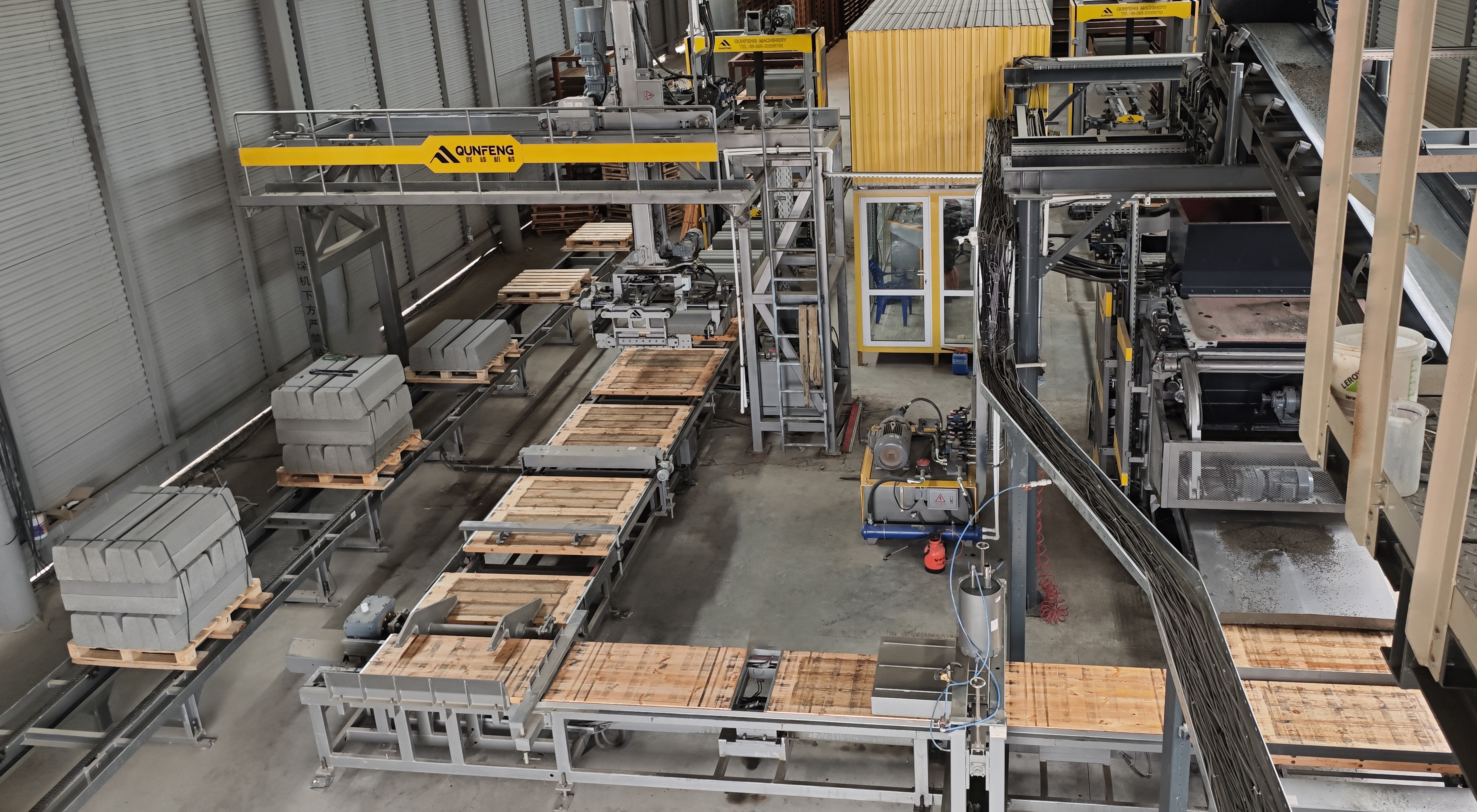 A Qunfeng Machinery non-fired block production line that has been operating in Thailand for many years. Dây chuyền sản xuất gạch không nung Qunfeng Machinery đã hoạt động ở Thái Lan nhiều năm.