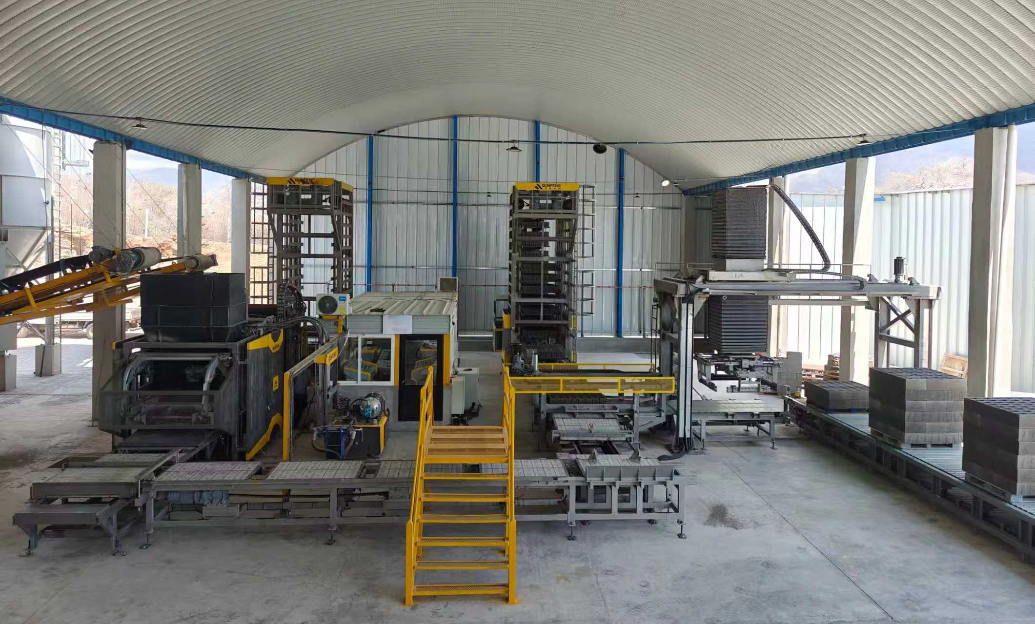 QS1500 fully automatic concrete product production line manufactured by Qunfeng Machinery for a client in Guatemala, South America. Dây chuyền sản xuất sản phẩm bê tông hoàn toàn tự động QS1500 do Qunfeng Machinery sản xuất cho một khách hàng ở Guatemala, Nam Mỹ.
