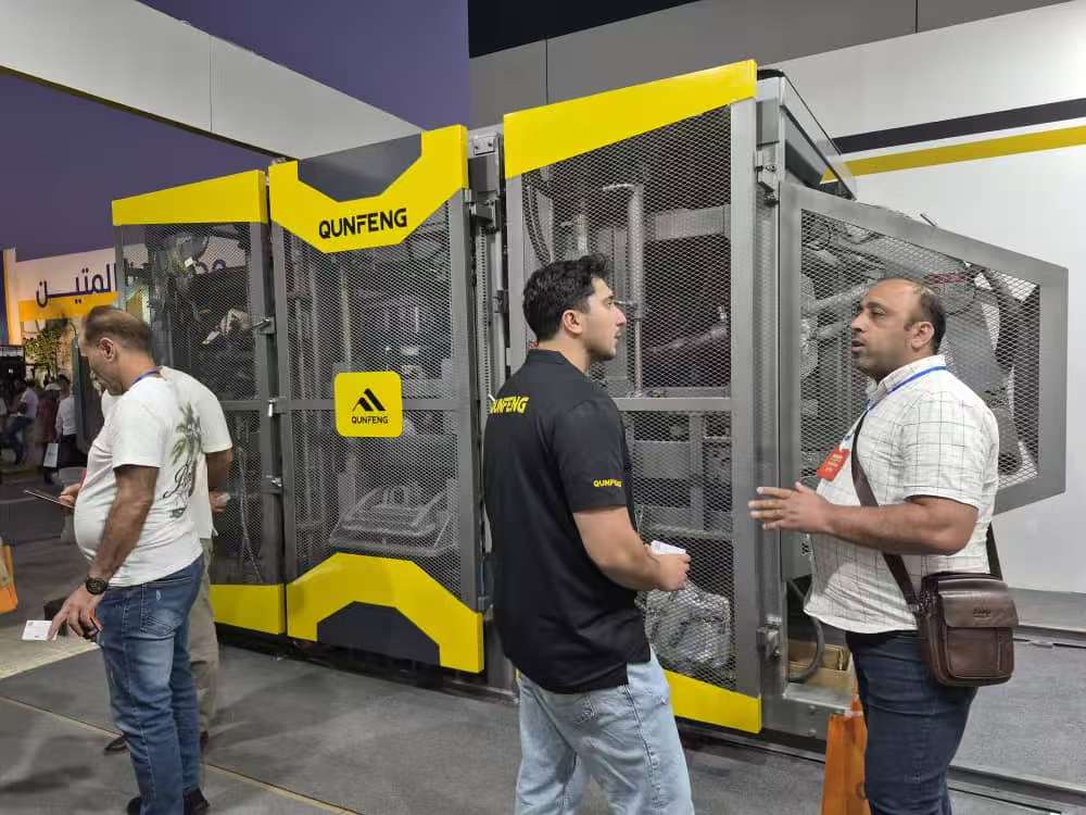 The Qunfeng team presents the production line solution to Middle Eastern clients with strong purchasing intent. Nhóm Qunfeng trình bày giải pháp dây chuyền sản xuất cho các khách hàng Trung Đông có ý định mua hàng mạnh mẽ.