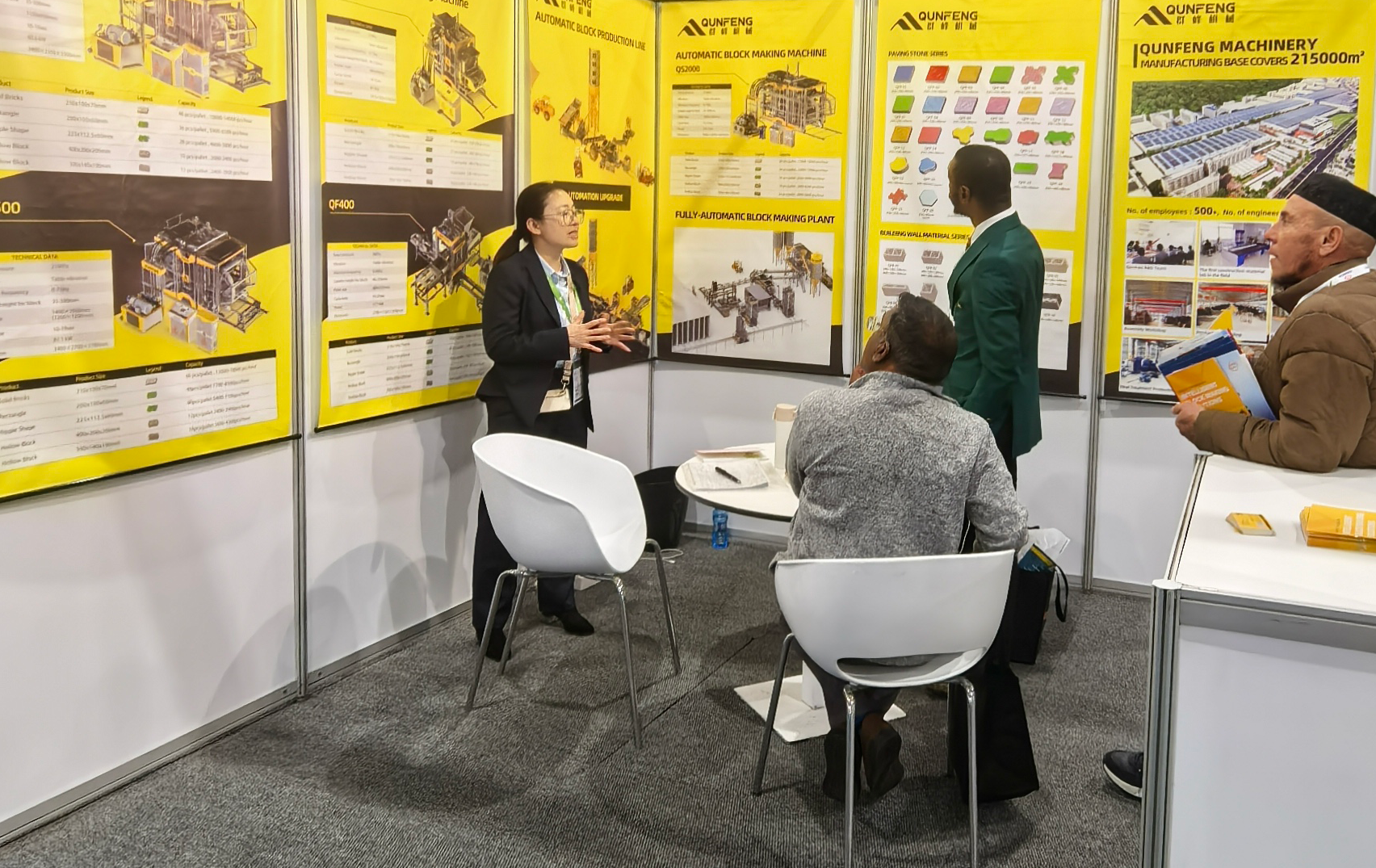 At the exhibition, Qunfeng Machinery’s booth became a stunning focal point, attracting numerous customers from South Africa and other parts of the continent who showed a strong interest in purchasing the company’s products. Tại triển lãm, gian hàng của Qunfeng Machinery đã trở thành tâm điểm ấn tượng, thu hút đông đảo khách hàng từ Nam Phi và các khu vực khác trên lục địa thể hiện sự quan tâm mạnh mẽ đến việc mua sản phẩm của công ty.