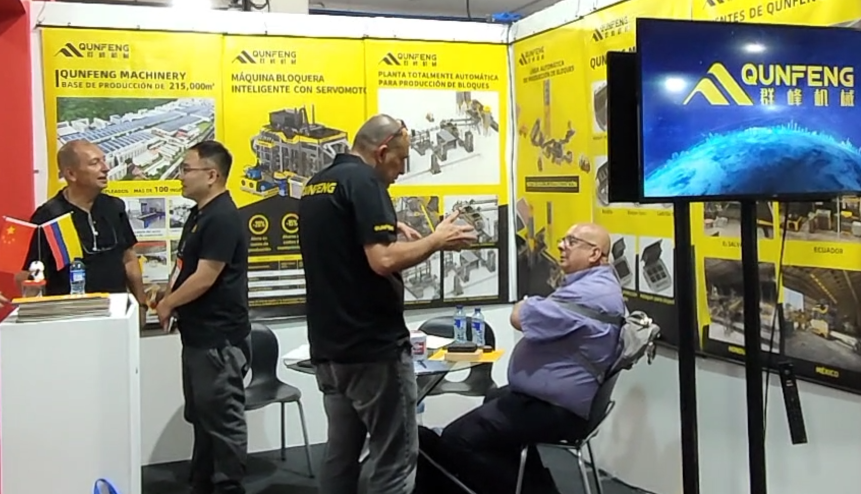 The Qunfeng Machinery South America team introduces product parameters to South American customers. Nhóm Qunfeng Machinery Nam Mỹ giới thiệu các thông số sản phẩm cho khách hàng Nam Mỹ.