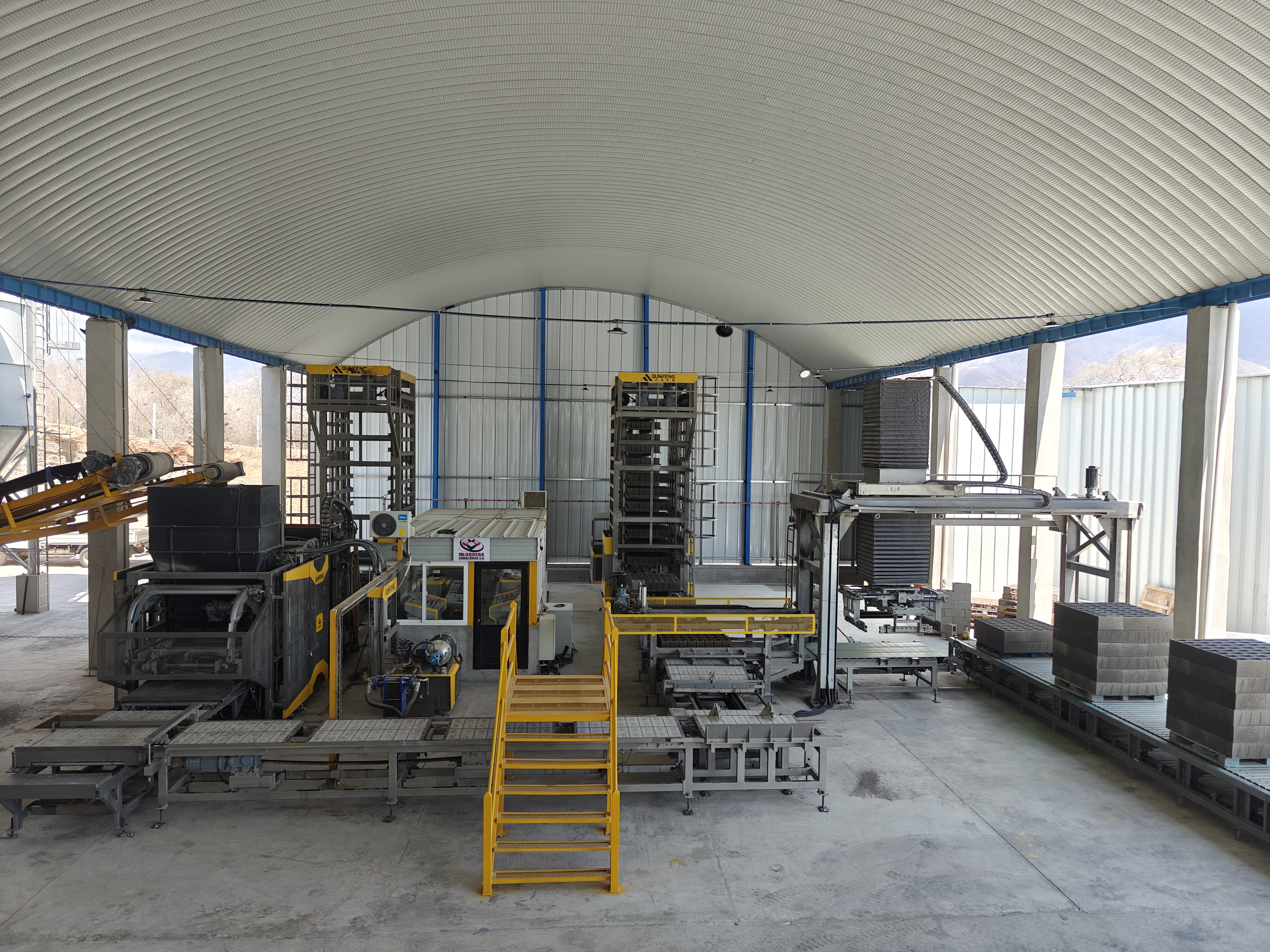 Qunfeng Machinery QS1500 Fully Automated Concrete Products Production Line Exported to Guatemala, South America Dây chuyền sản xuất sản phẩm bê tông tự động hoàn toàn Qunfeng QS1500 xuất khẩu sang Guatemala, Nam Mỹ
