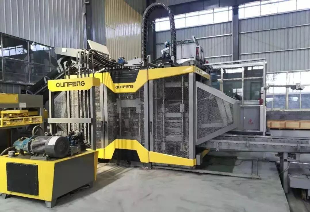 Shandong Tai’an Qunfeng Machinery’s fully automatic block production line with an annual output of 400,000 square meters. Dây chuyền sản xuất khối hoàn toàn tự động của Shandong Tai'an Qunfeng Machinery với sản lượng hàng năm là 400.000 mét vuông.