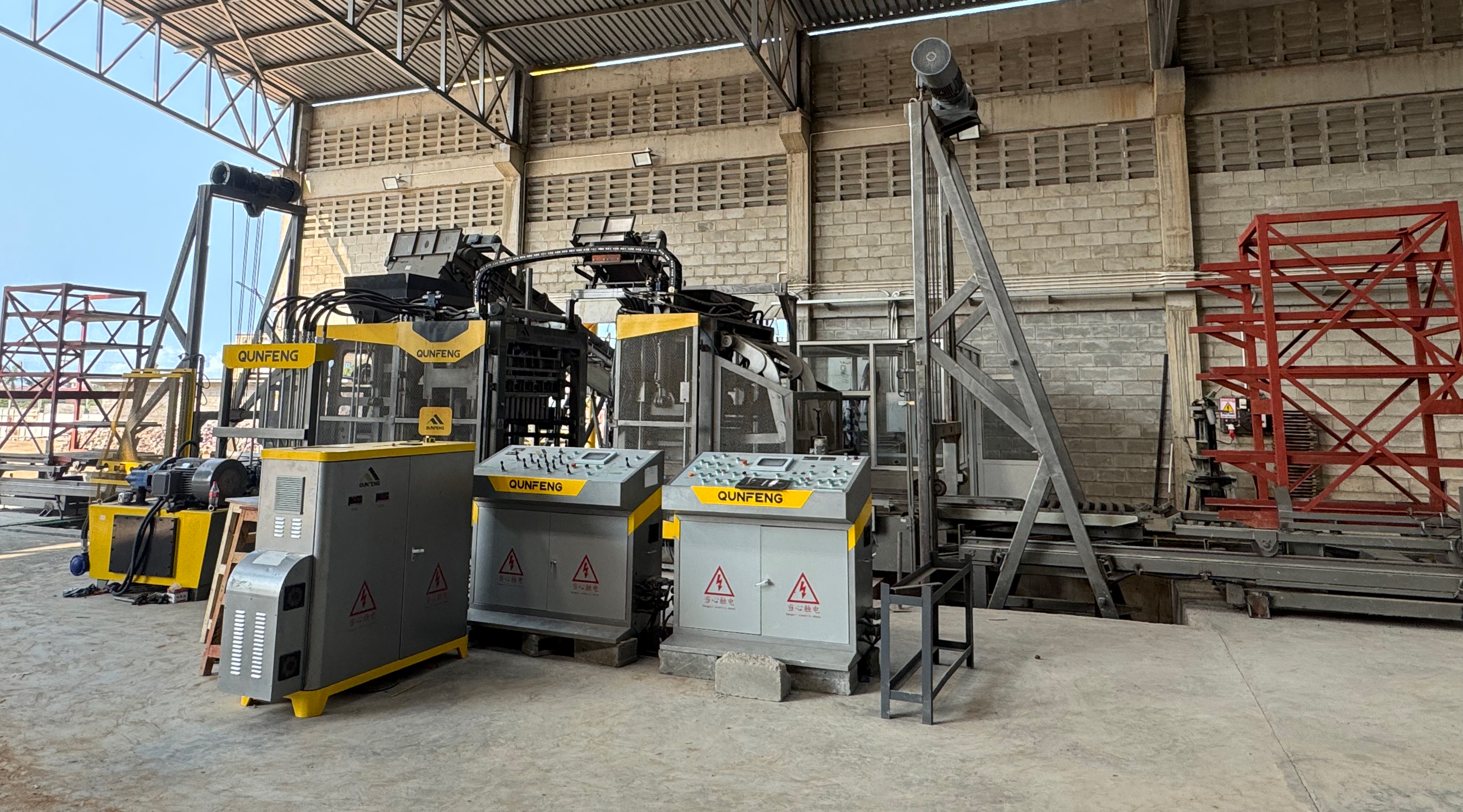 Qunfeng Machinery custom-designed an automatic concrete product production line with a U-shaped layout and rack system, tailored to the specific conditions of a client in Tanzania, Africa. Qunfeng Machinery đã thiết kế riêng một dây chuyền sản xuất sản phẩm bê tông tự động với hệ thống giá đỡ và bố trí hình chữ U, phù hợp với điều kiện cụ thể của khách hàng ở Tanzania, Châu Phi.