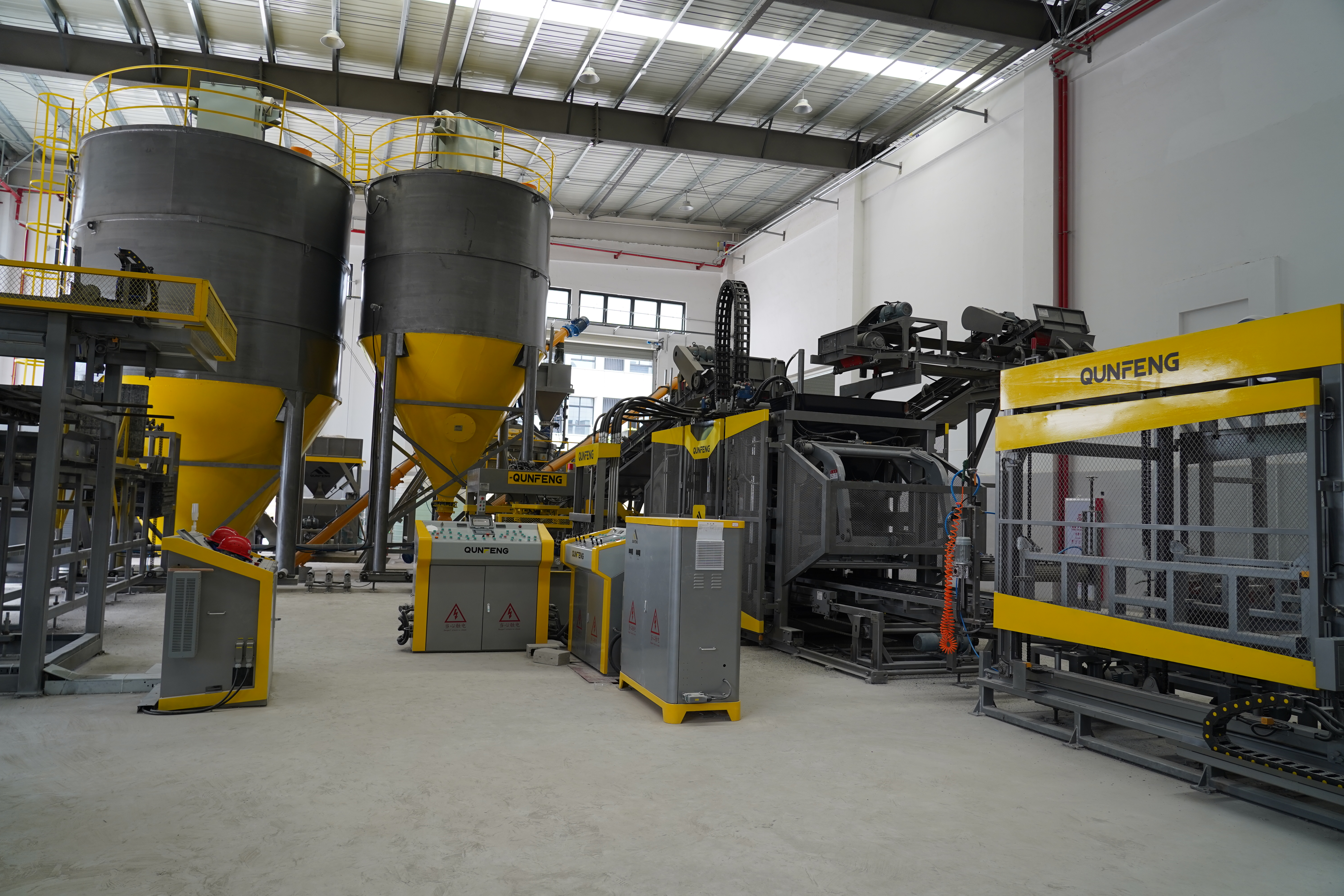 QS1300 solid waste concrete product production line put into operation in Fujian Province. Dây chuyền sản xuất sản phẩm bê tông thải rắn QS1300 đi vào hoạt động tại tỉnh Phúc Kiến.