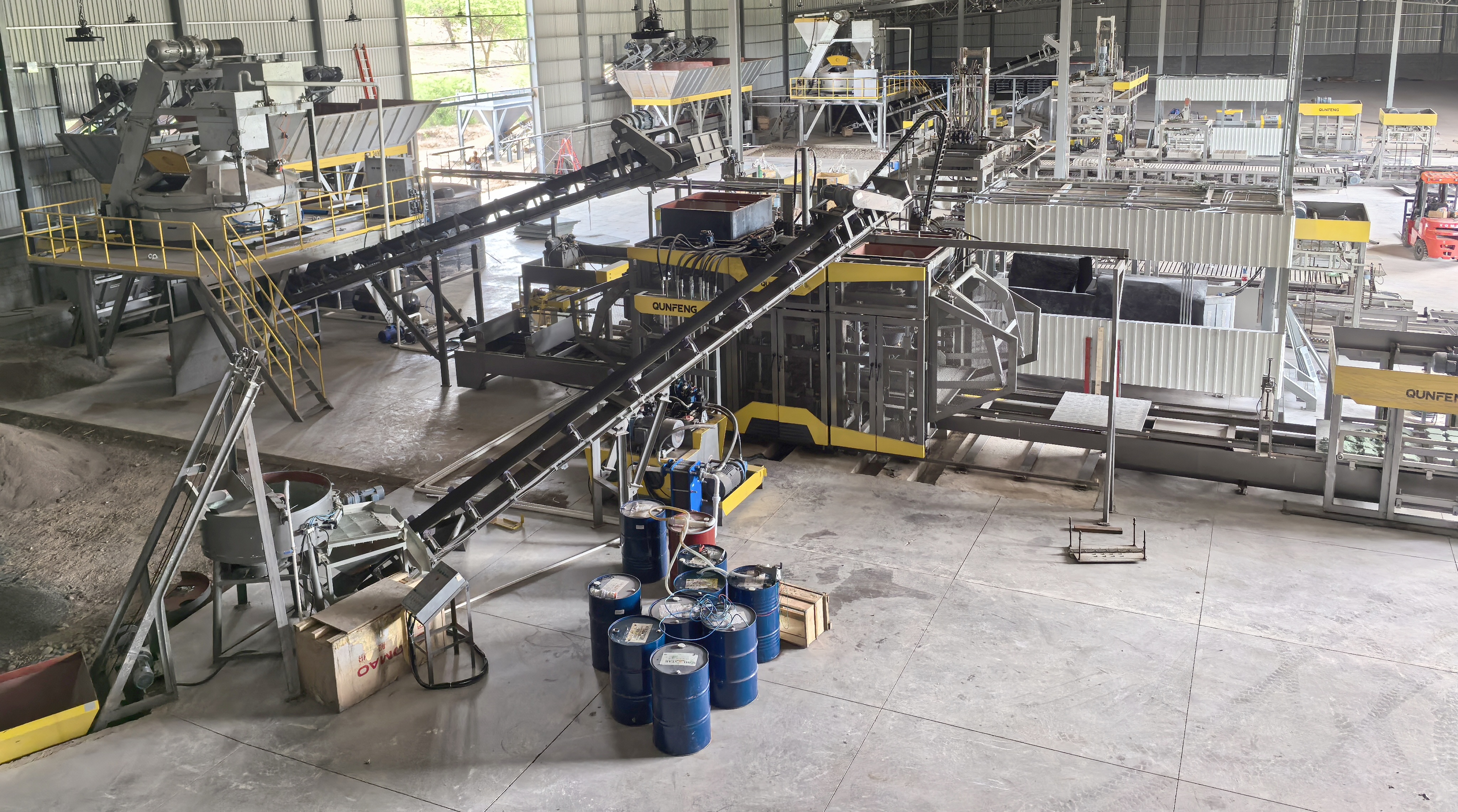 Honduras’s Qunfeng Machinery QS2000 fully automated concrete product molding production line has become the largest and most stable block-making production line in the region. Dây chuyền sản xuất khuôn bê tông hoàn toàn tự động Qunfeng Machinery QS2000 của Honduras đã trở thành dây chuyền sản xuất gạch khối lớn nhất và ổn định nhất trong khu vực.