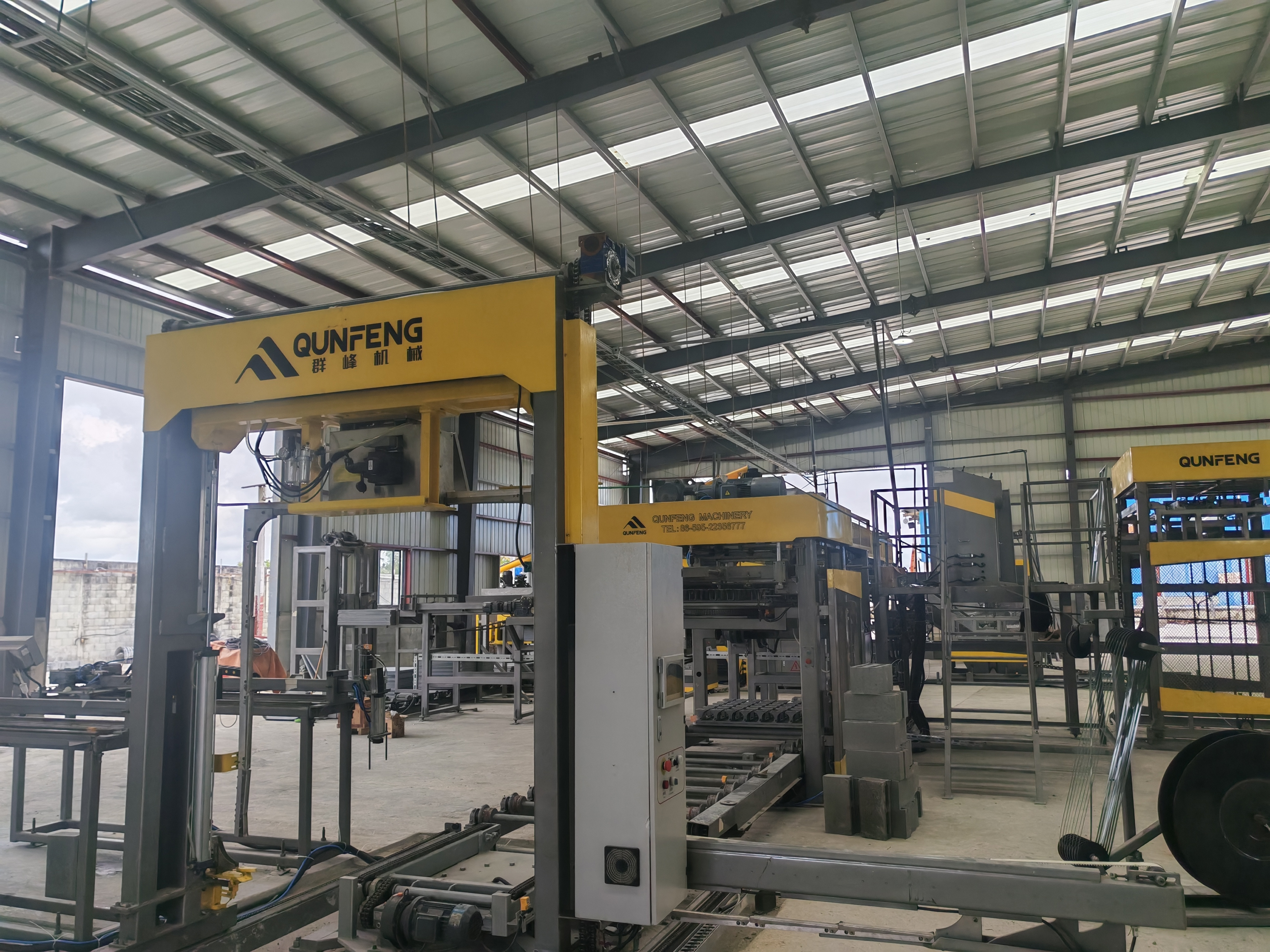 QUNFENG Automatic Palletizing System effectively reduces labor costs and improves truck loading efficiency. Hệ thống xếp hàng tự động QUNFENG giúp giảm chi phí lao động một cách hiệu quả và cải thiện hiệu quả xếp hàng của xe tải.
