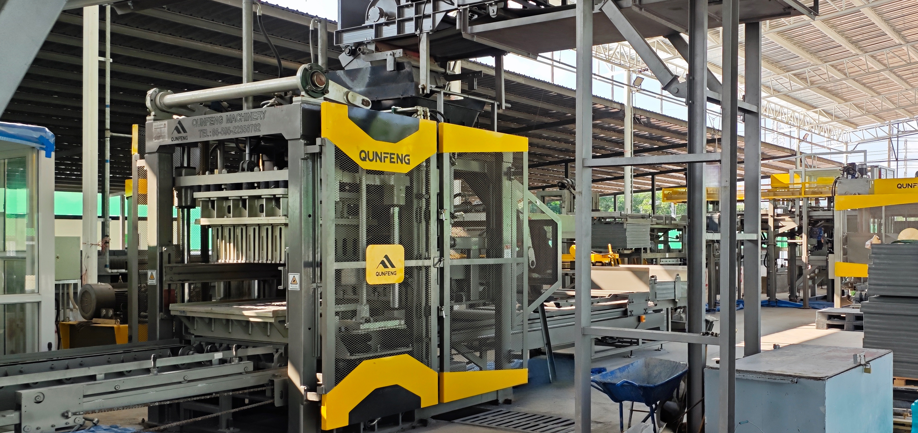 The modern tunnel kiln shuttle-car production line located in Thailand represents the highest-capacity and most intelligent block-making equipment in the region. Dây chuyền sản xuất xe đưa đón lò nung tuynel hiện đại đặt tại Thái Lan là thiết bị tạo khối có công suất cao nhất và thông minh nhất trong khu vực.