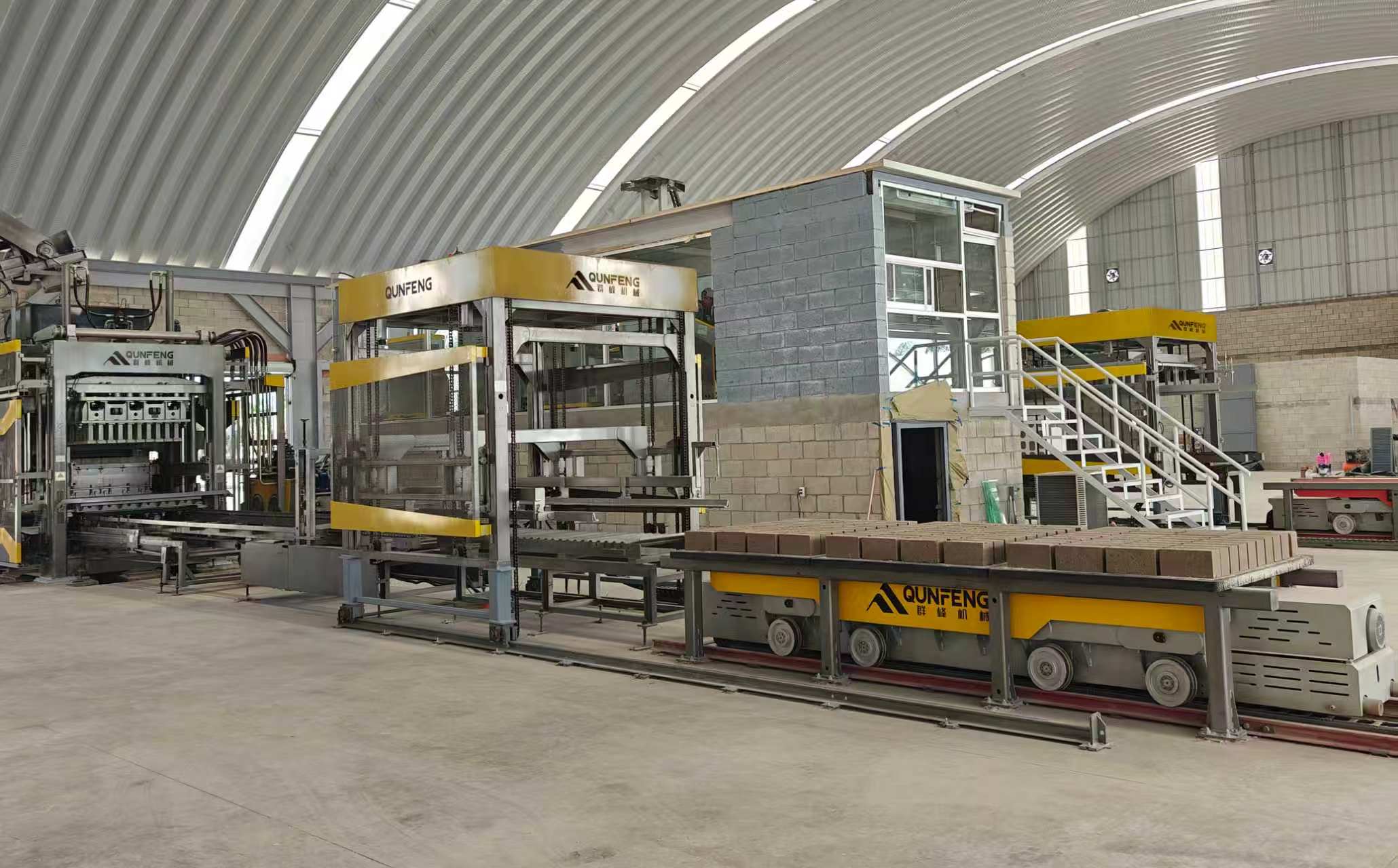 The QS2000 fully automatic concrete product molding production line manufactured by Qunfeng Machinery for a client in Mexico, North America. Dây chuyền sản xuất khuôn sản phẩm bê tông hoàn toàn tự động QS2000 do Qunfeng Machinery sản xuất cho một khách hàng ở Mexico, Bắc Mỹ.