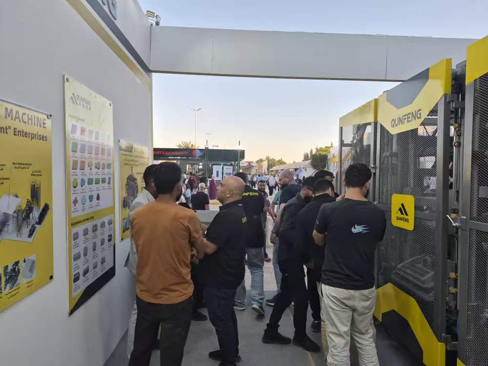 The Qunfeng team presents the production line proposal to a Syrian client with strong purchase intent. Nhóm Qunfeng trình bày đề xuất dây chuyền sản xuất cho một khách hàng Syria có ý định mua hàng mạnh mẽ.