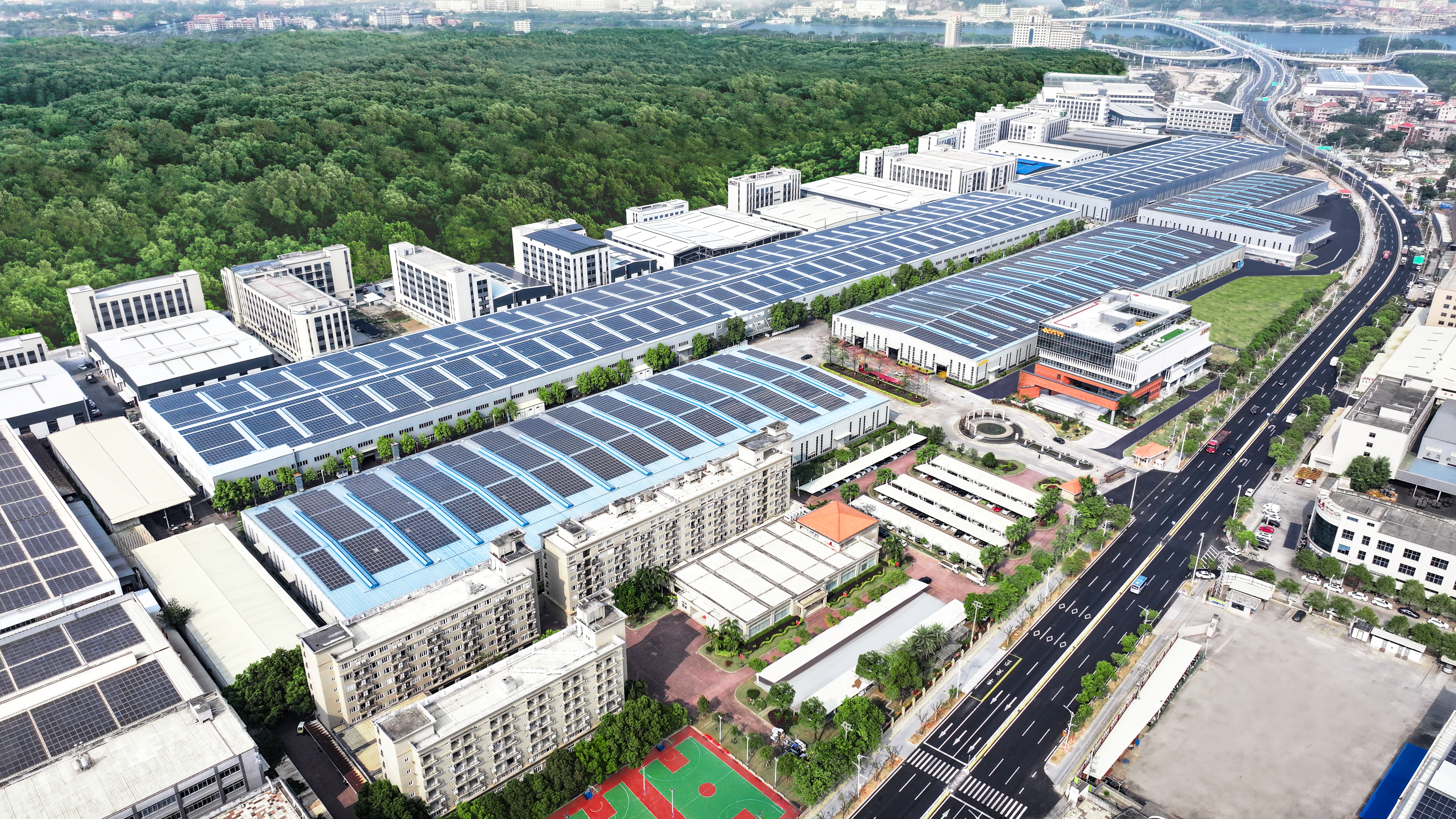 Qunfeng Machinery’s 215,000-square-meter intelligent digital manufacturing base Cơ sở sản xuất kỹ thuật số thông minh rộng 215.000 mét vuông của Qunfeng Machinery