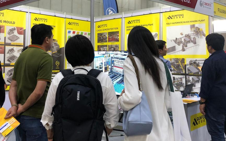 Qunfeng Machinery wins favor with Southeast Asian customers at the Asia Concrete Expo. Qunfeng Machinery giành được sự ưu ái của khách hàng Đông Nam Á tại Triển lãm Bê tông Châu Á.