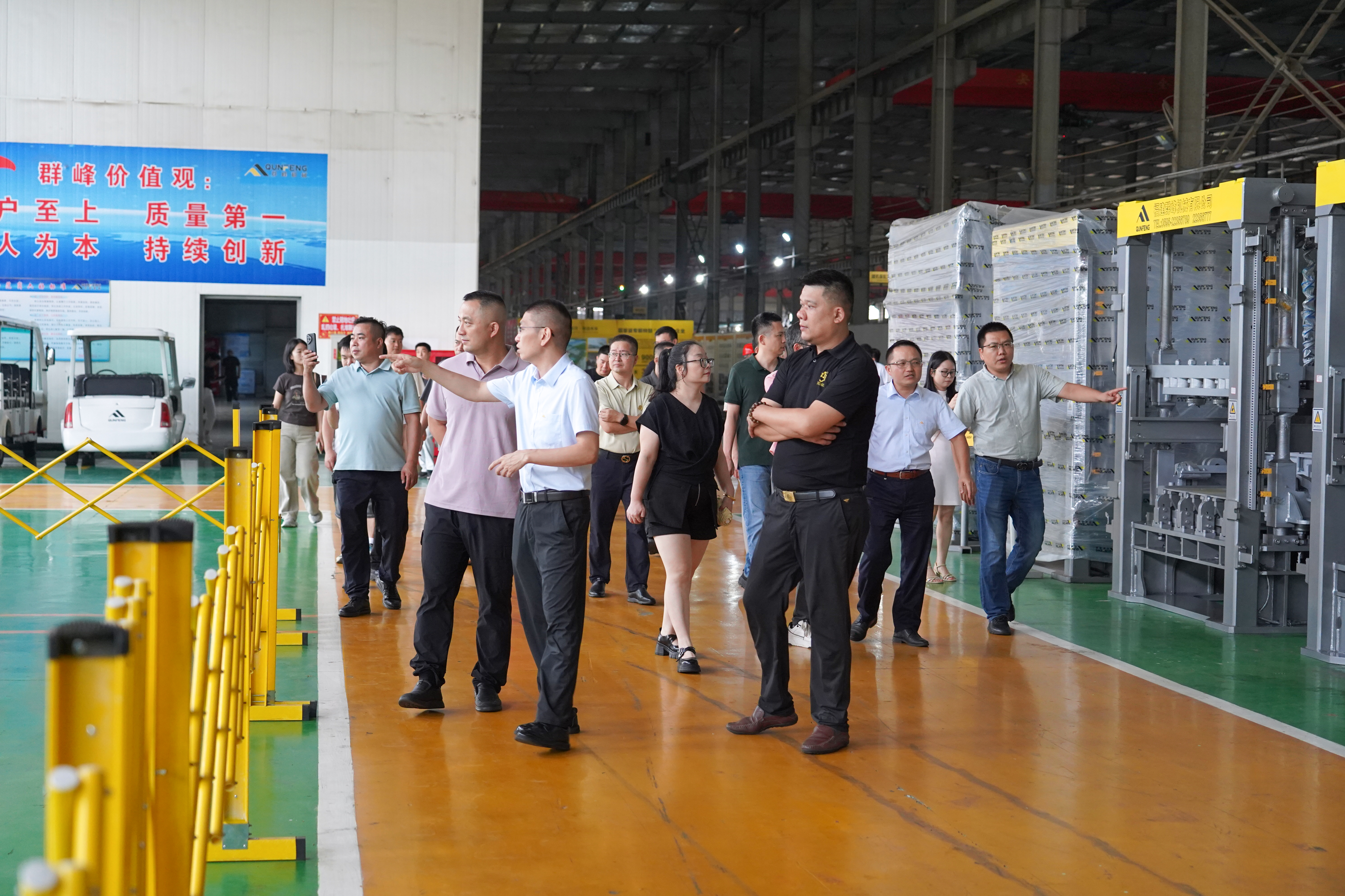 Guests tour Qunfeng Machinery’s intelligent workshop. Du khách tham quan xưởng thông minh của Qunfeng Machinery.