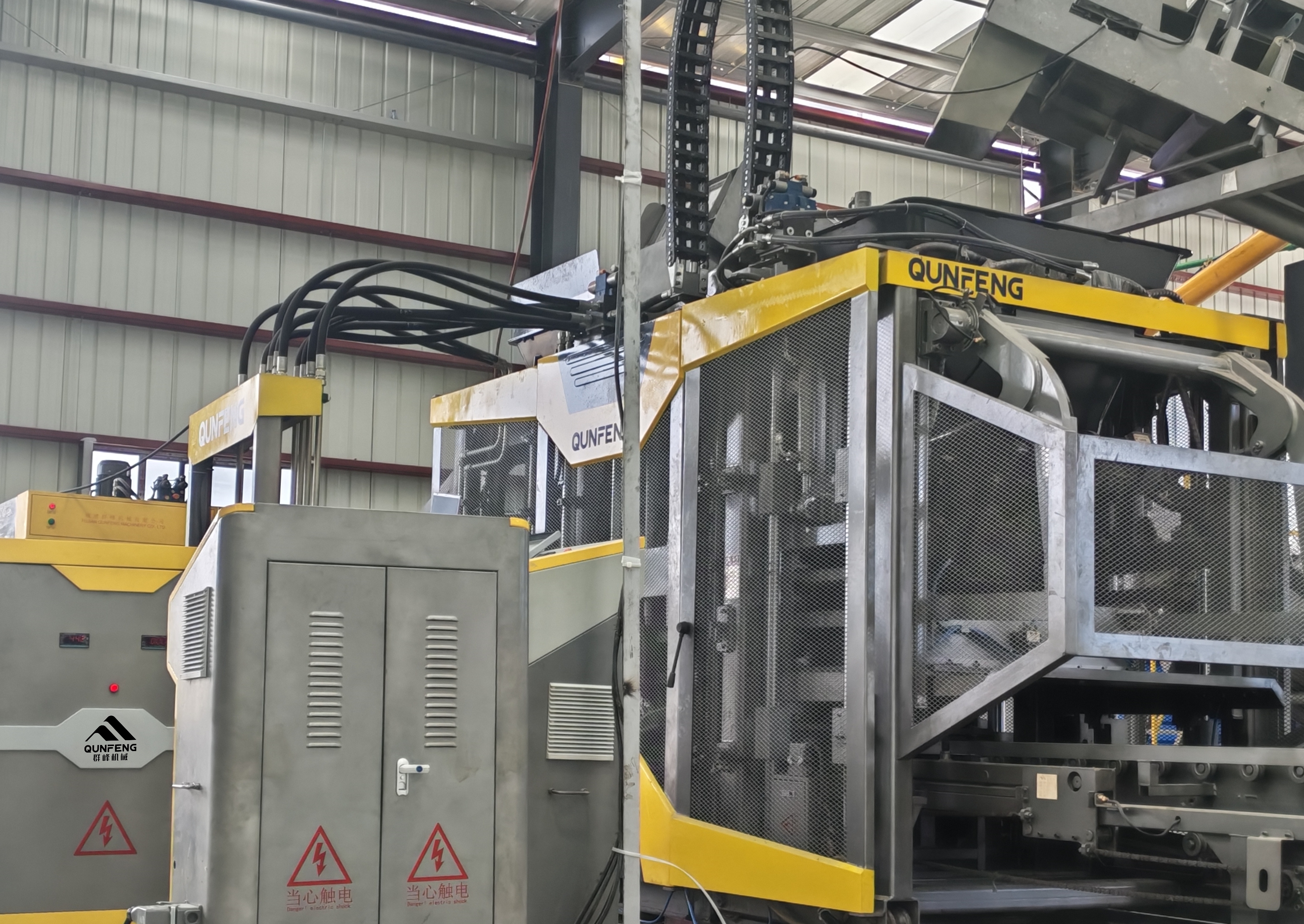 QUNFENG’s QS series concrete product forming machine, featuring a patented independent servo-driven vibration system, is capable of producing a wider variety of brick types. Máy tạo hình sản phẩm bê tông dòng QS của QUNFENG, có hệ thống rung điều khiển bằng servo độc lập đã được cấp bằng sáng chế, có khả năng sản xuất nhiều loại gạch hơn.