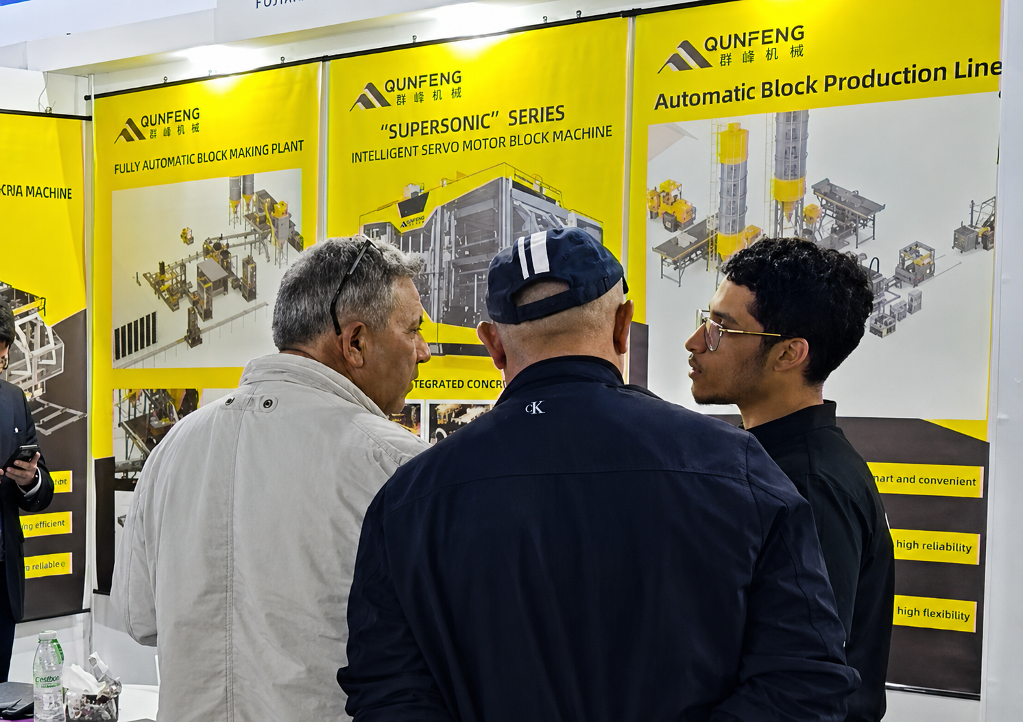 Advanced Building Materials Machinery in North Africa Khách tham quan khám phá máy móc vật liệu xây dựng tiên tiến tại gian hàng Qunfeng Algeria