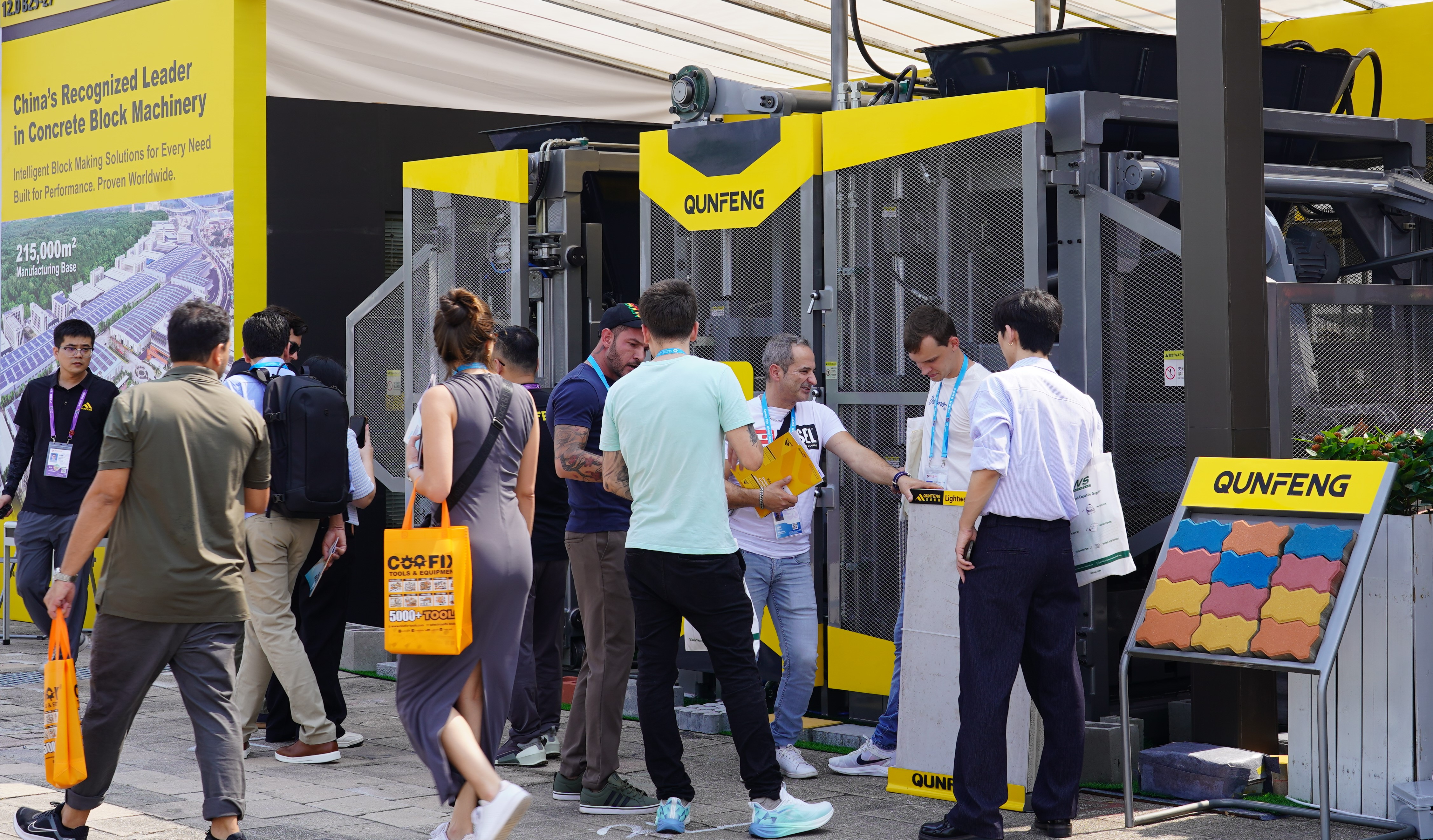 Global business clients show keen interest in Qunfeng Machinery’s equipment. Các khách hàng doanh nghiệp toàn cầu thể hiện sự quan tâm sâu sắc đến thiết bị của Qunfeng Machinery.