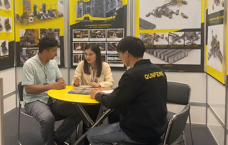 A long-term Brazilian customer visited the Qunfeng Machinery booth to discuss potential future cooperation. Một khách hàng lâu năm người Brazil đã đến thăm gian hàng Máy móc Qunfeng để thảo luận về khả năng hợp tác trong tương lai.
