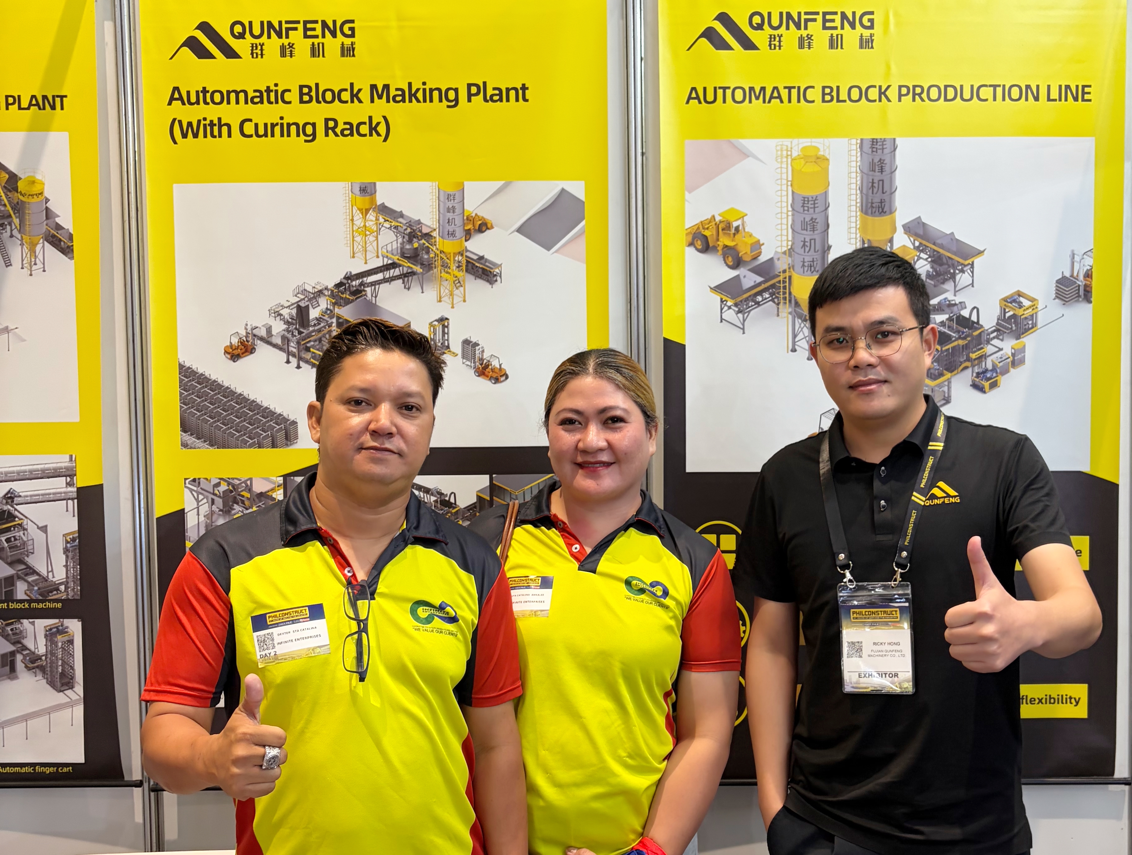The Qunfeng team in the Philippines poses for a photo with the client after signing the contract. Nhóm Qunfeng ở Philippines chụp ảnh cùng khách hàng sau khi ký kết hợp đồng.