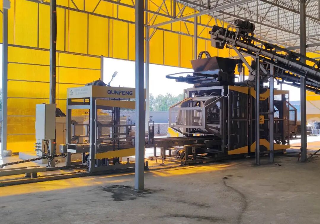 The QS1300 automatic production line with a gantry frame, which has been in operation in Thailand for years, has become a local benchmark. Dây chuyền sản xuất tự động QS1300 với khung giàn đã hoạt động ở Thái Lan trong nhiều năm đã trở thành chuẩn mực của địa phương.