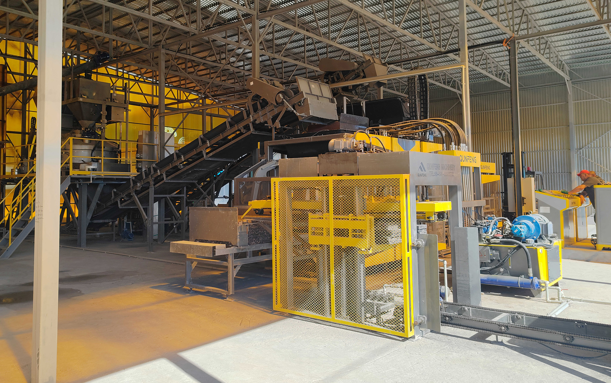 The QS1300 series concrete product production line supplied by Qunfeng Machinery to a client in Kazakhstan features high-end intelligent technology that reduces the need for manual operational steps Dây chuyền sản xuất sản phẩm bê tông dòng QS1300 do Qunfeng Machinery cung cấp cho khách hàng ở Kazakhstan có công nghệ thông minh cao cấp giúp giảm nhu cầu về các bước vận hành thủ công