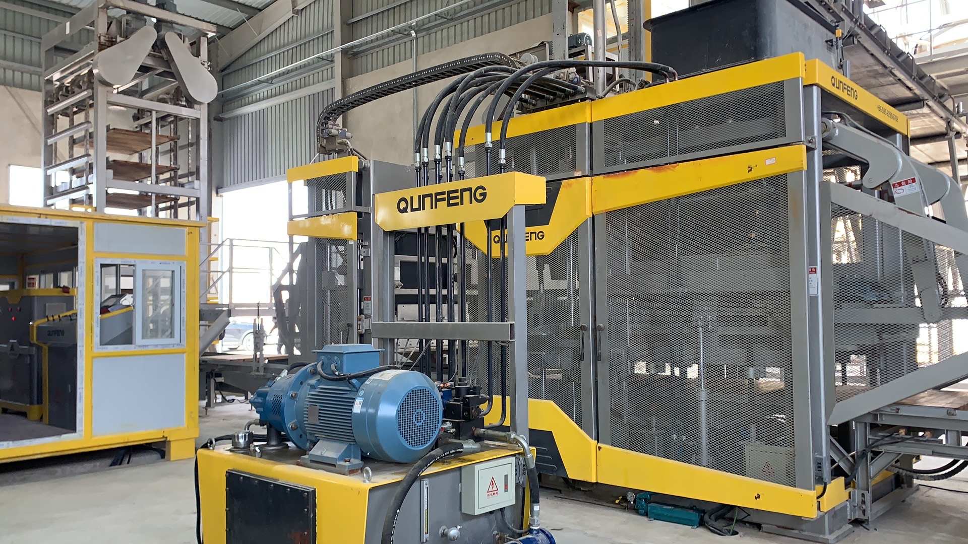 The fully automated concrete product production line, which has been in operation in Syria for many years, continues to deliver stable output. Dây chuyền sản xuất sản phẩm bê tông hoàn toàn tự động đã đi vào hoạt động ở Syria nhiều năm vẫn tiếp tục cho sản lượng ổn định.