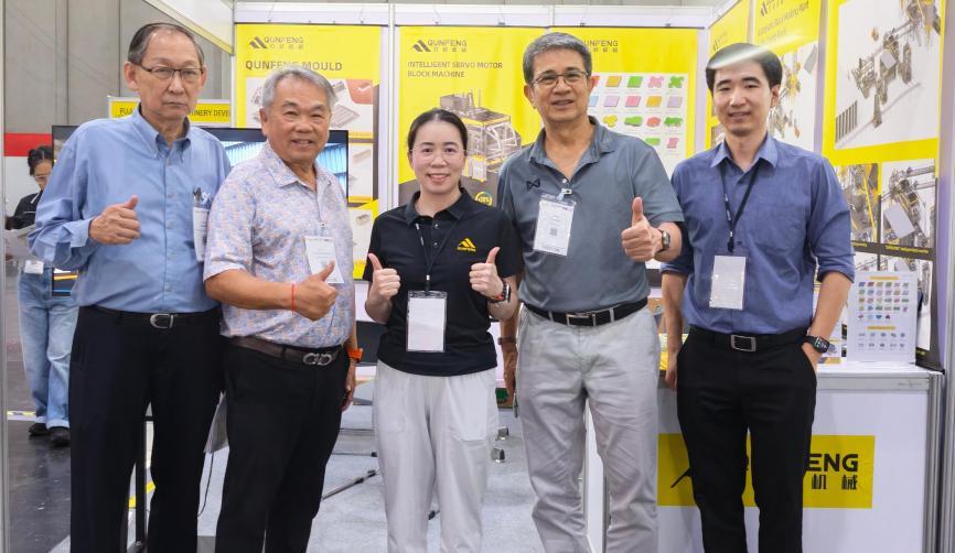 A returning customer learns about the technical highlights of the products from the Qunfeng Machinery team. Một khách hàng cũ tìm hiểu về những điểm nổi bật về mặt kỹ thuật của sản phẩm từ nhóm Máy móc Qunfeng.