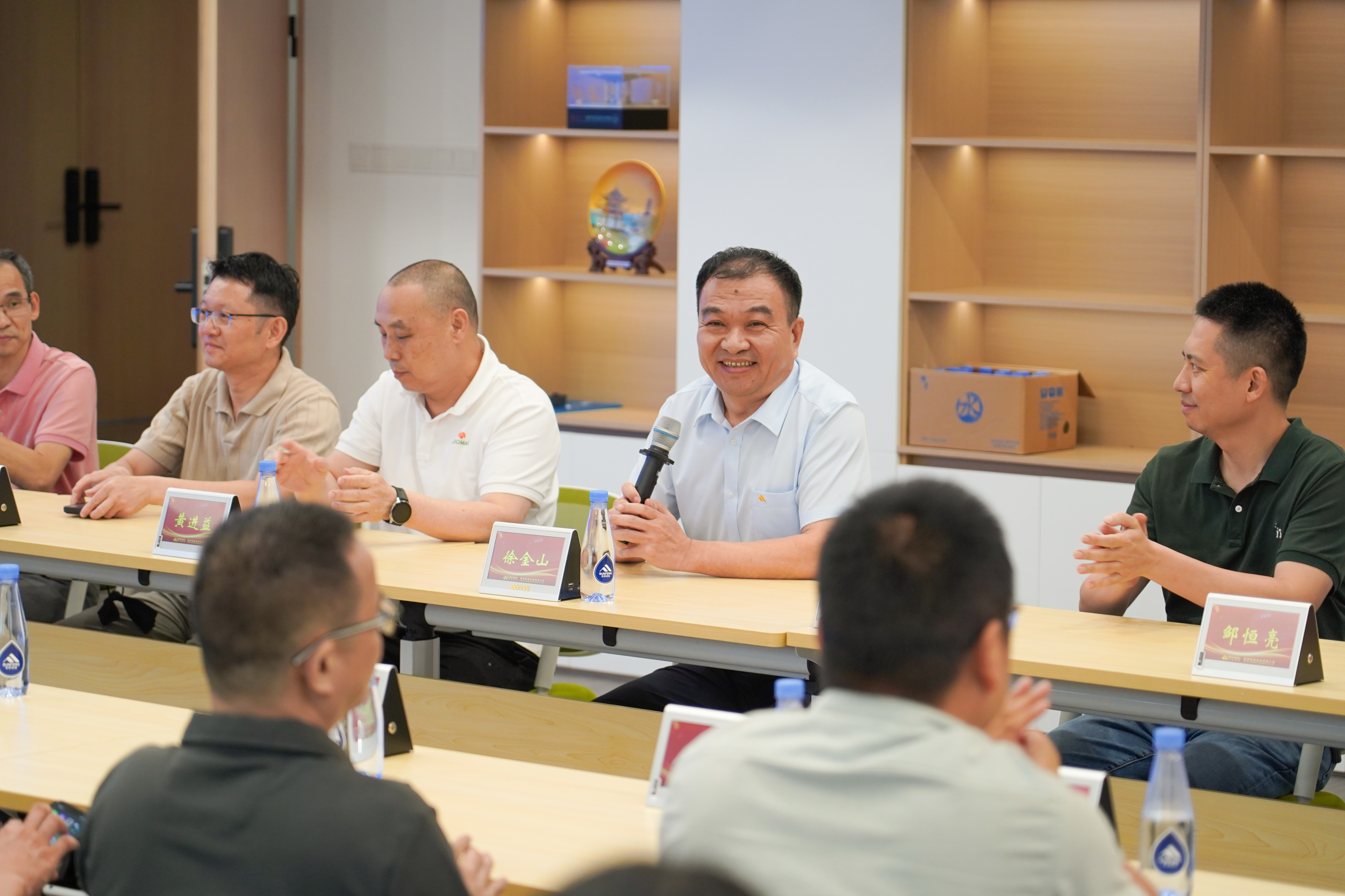 Qunfeng Machinery, the industry leader with the highest number of patents, shares its expertise. Qunfeng Machinery, công ty dẫn đầu ngành với số lượng bằng sáng chế cao nhất, chia sẻ kiến thức chuyên môn của mình.