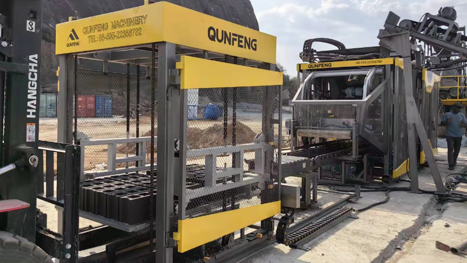 Qunfeng Machinery’s QS series fully automatic concrete product production line, ordered by a South Sudanese client, supports post-conflict and post-disaster reconstruction. Dây chuyền sản xuất sản phẩm bê tông hoàn toàn tự động dòng QS của Qunfeng Machinery, do một khách hàng Nam Sudan đặt hàng, hỗ trợ tái thiết sau xung đột và sau thiên tai.