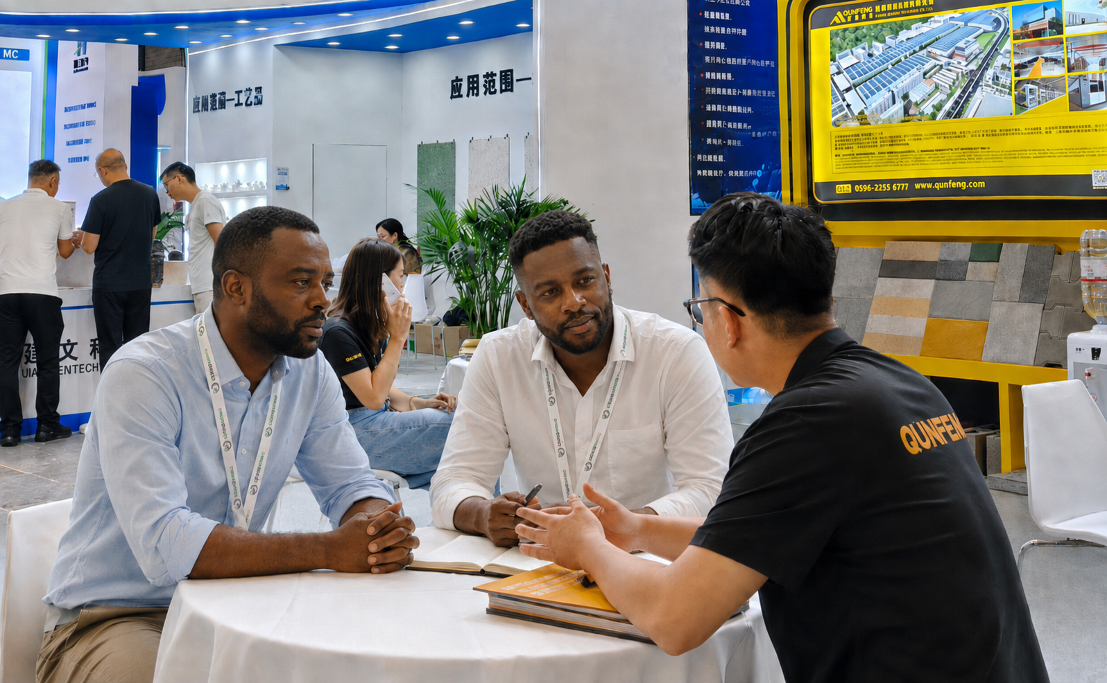 African clients listen attentively as the Qunfeng Machinery team gives a presentation; they show great interest in Qunfeng’s intelligent block-making machines. Khách hàng châu Phi chăm chú lắng nghe khi nhóm Máy móc Qunfeng thuyết trình; họ tỏ ra rất quan tâm đến máy tạo khối thông minh của Qunfeng.