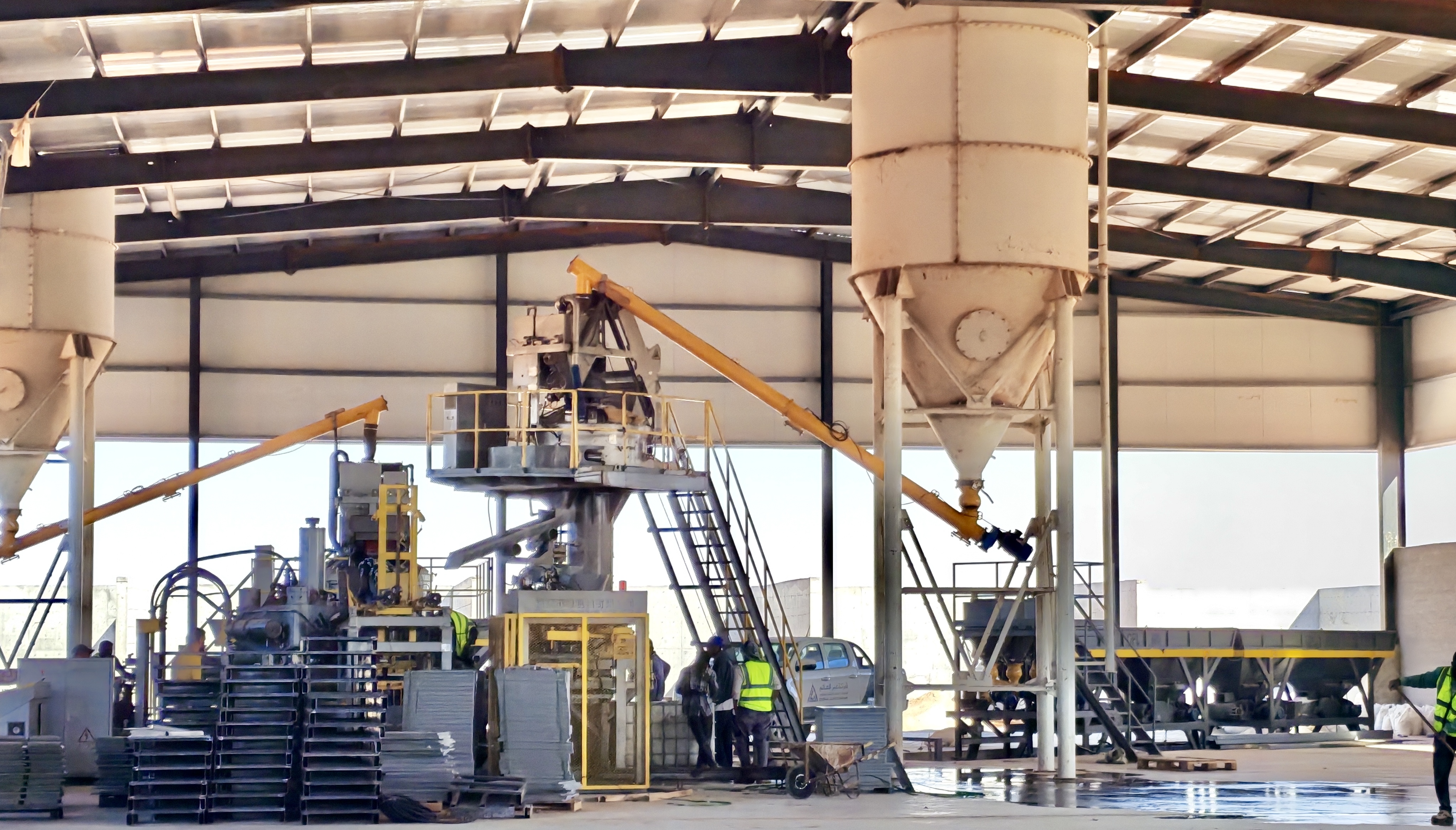 Qunfeng Imitation Stone Molding Machine in Libya Dây chuyền sản xuất khuôn giả đá hoàn toàn tự động Qunfeng được lắp đặt tại Libya