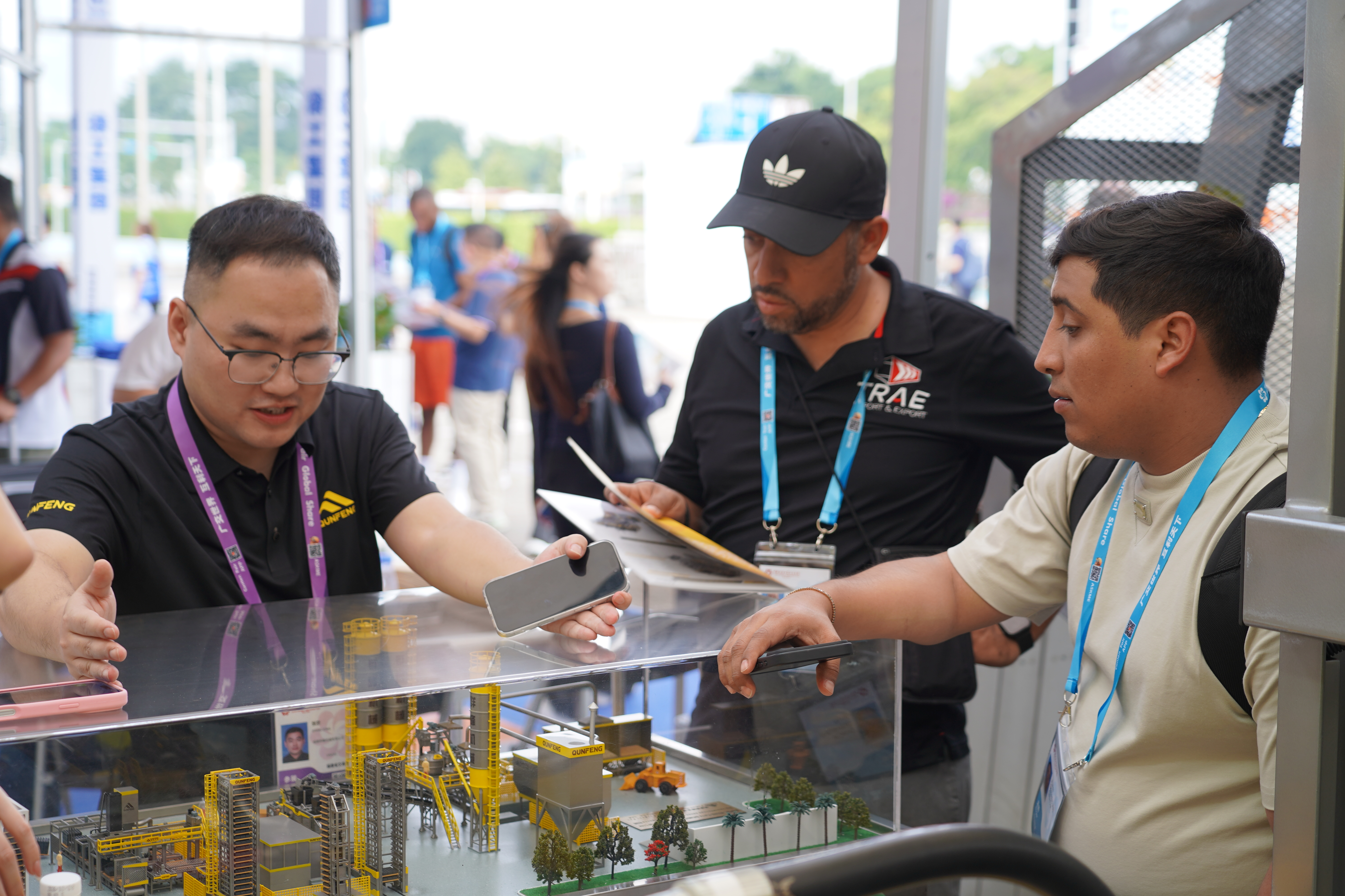 Customers from the Americas express interest in collaborating with Qunfeng Machinery on production lines Khách hàng từ Châu Mỹ bày tỏ sự quan tâm đến việc hợp tác với Qunfeng Machinery trên dây chuyền sản xuất